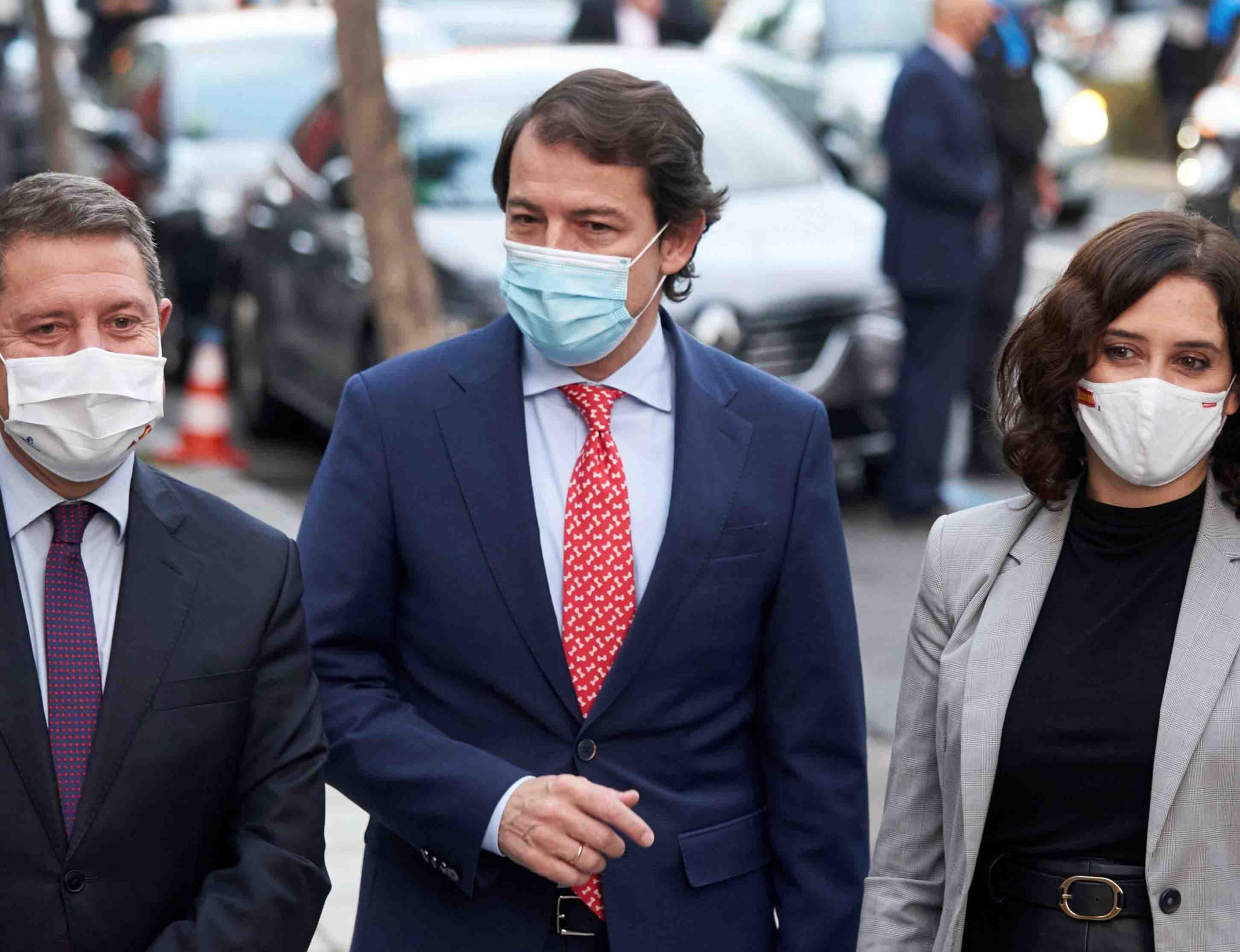 El presidente de la Junta de Castilla y León, Alfonso Fernández Mañueco (c), se reúne con los presidentes de la Comunidad de Madrid, Isabel Díaz Ayuso, y del Gobierno de Castilla-La Mancha, Emiliano García-Page. EFE/Raúl Sanchidrián