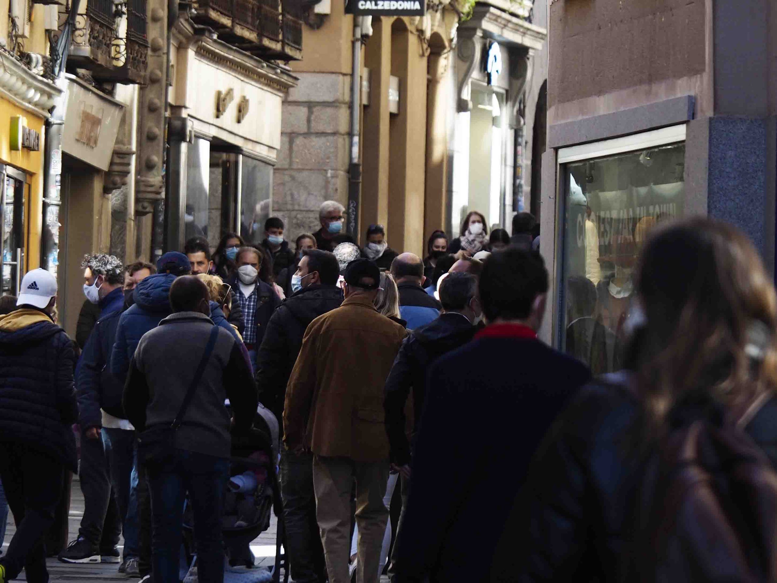 Gente paseando por la Calle Real de Segovia durante el puente. / KAMARERO