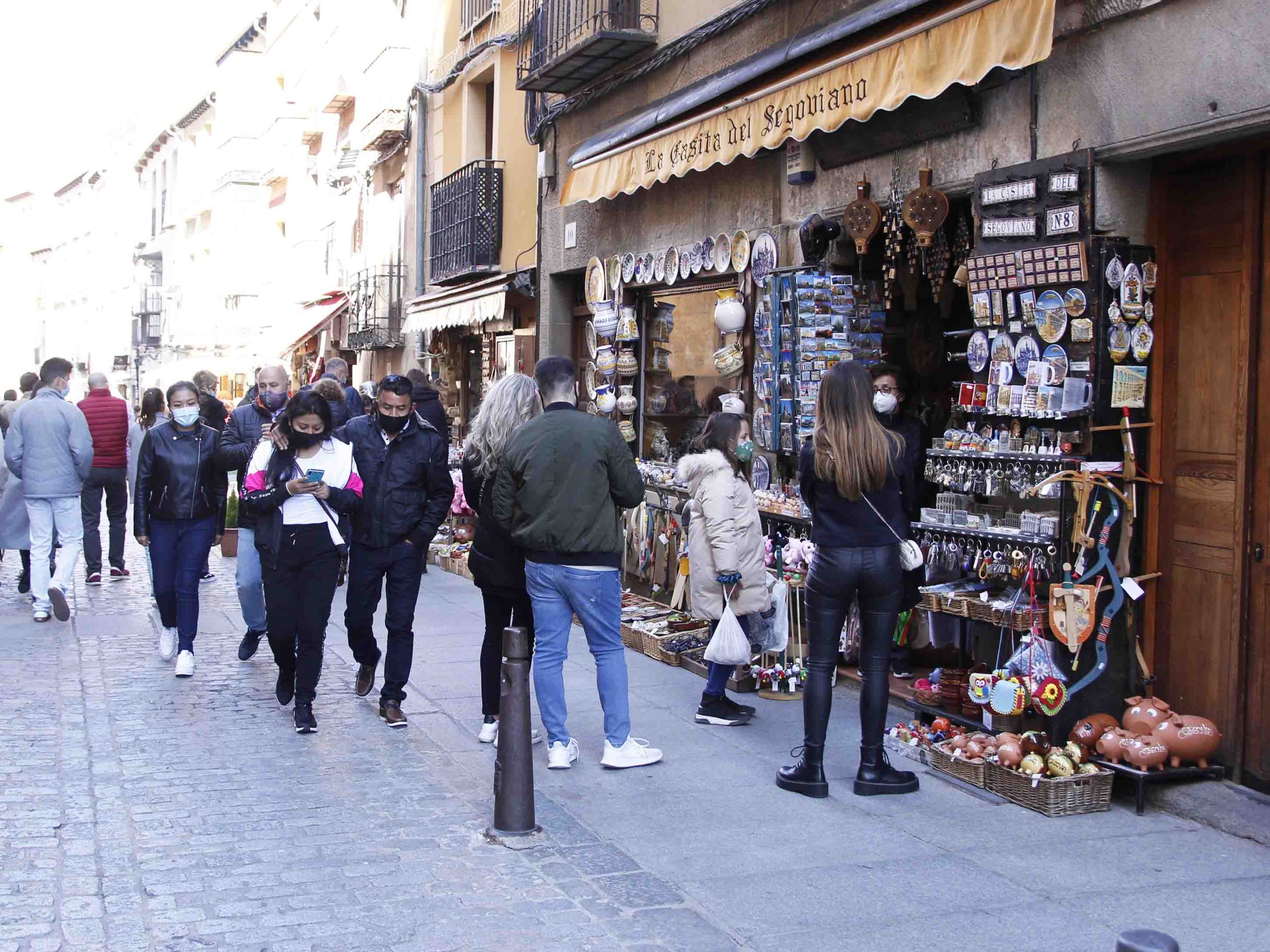 Gente paseando por las calles de Segovia, durante este Puente del Pilar. / NEREA LLORENTE