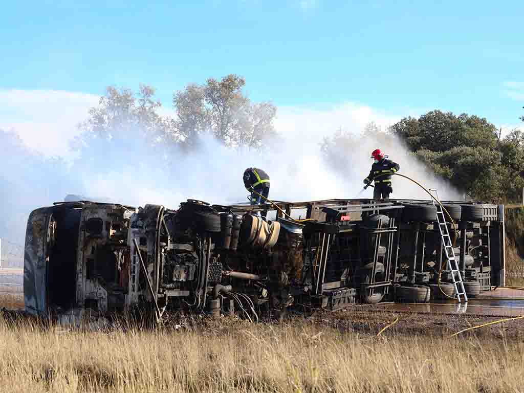 El incendio de un camión en el término municipal de Martín de Yeltes (Salamanca), en sentido hacia Portugal, ha obligado a cortar este sábado la Autovía de Castilla (A-62), aunque en el accidente no ha habido heridos. EFE/ JM GARCÍA