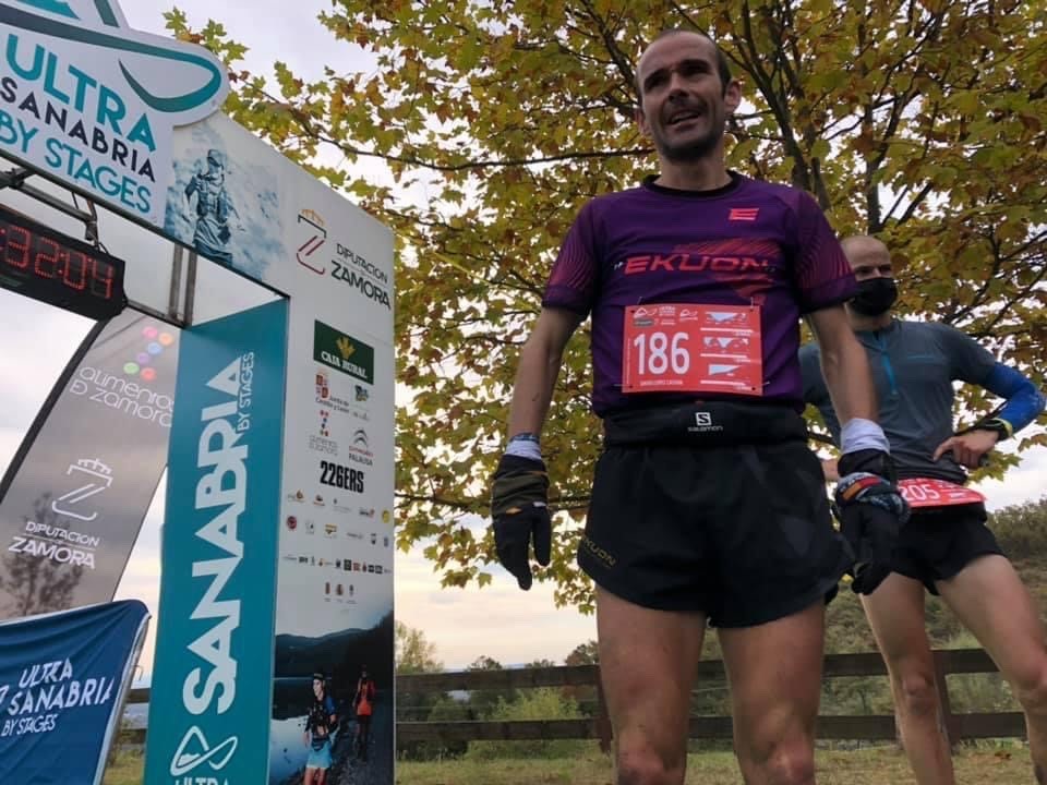 David López Castán entra en meta en el gran trail de Sanabria. / ULTRA SANABRIA