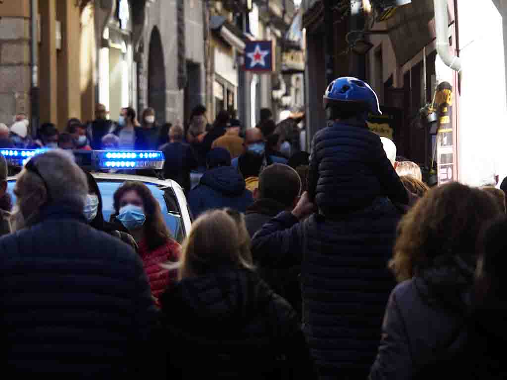 Gente paseando por la Calle Real durante el fin de semana. / NEREA LLORENTE