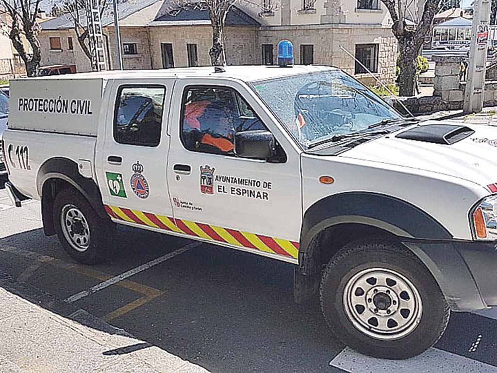 Un coche de Protección Civil de El Espinar durante un acto de servicio. / E.R