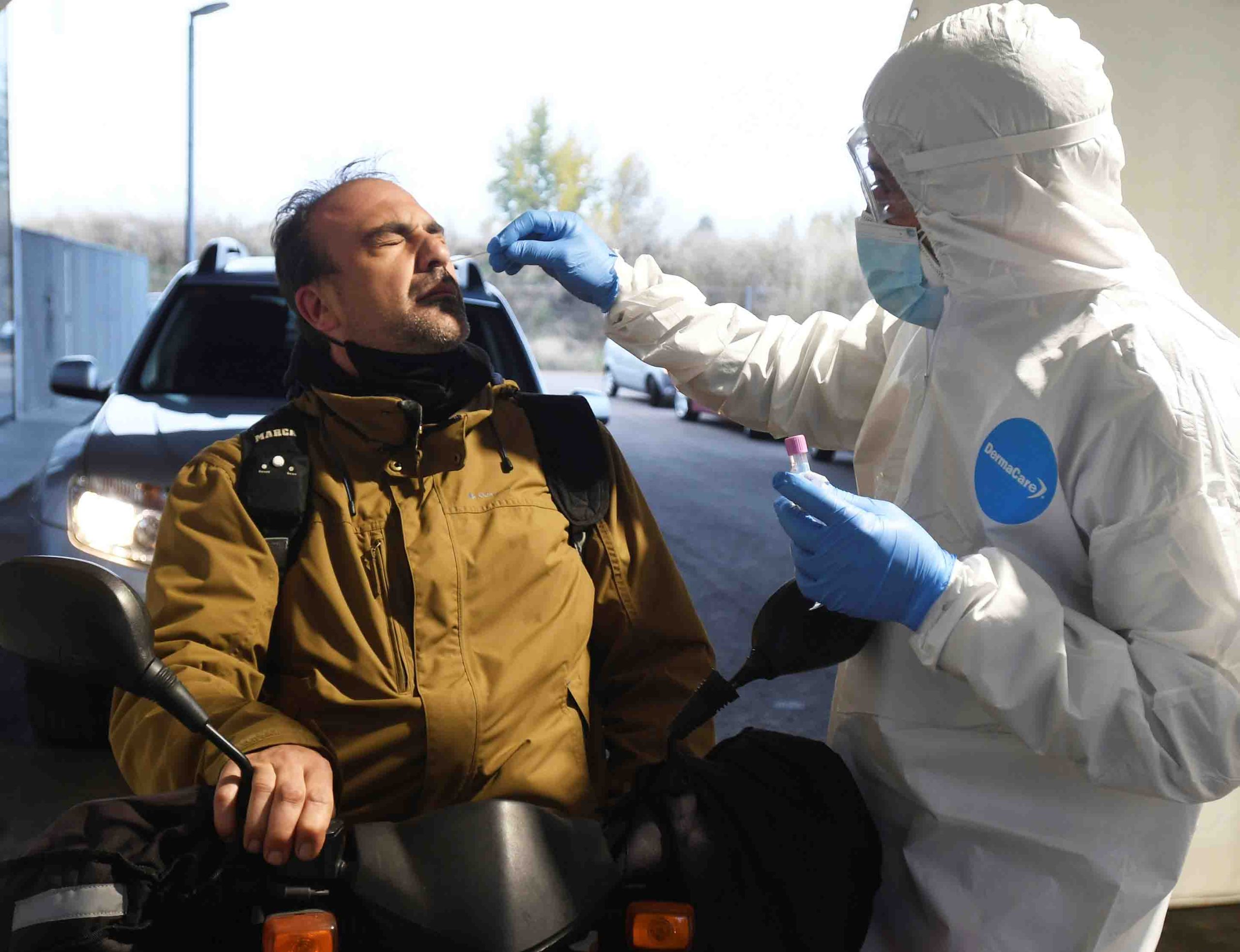 Prueba PCR para diagnosticar posibles casos de coronavirus. / EFE- J.CASARES