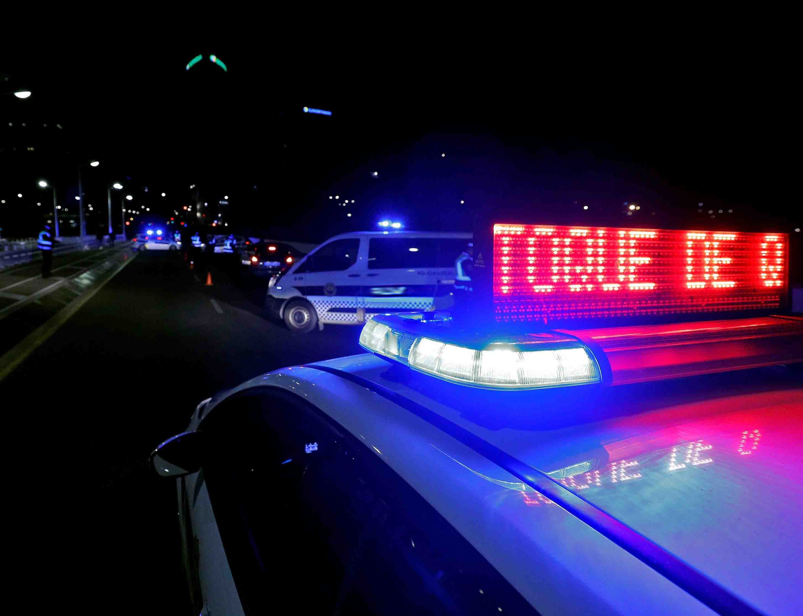 Control policial en la primera noche de toque de queda. / EFE-MANUEL BRUQUE