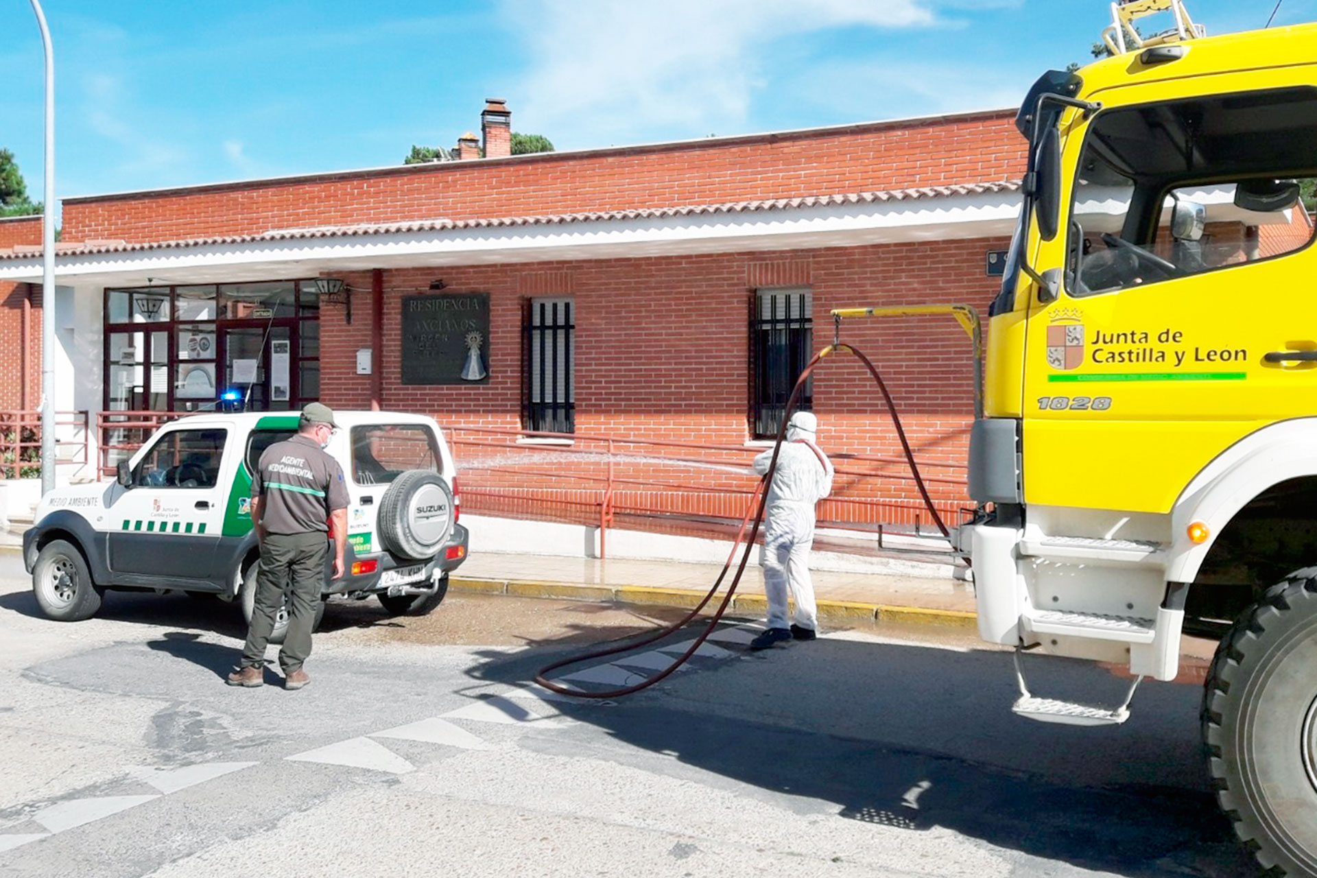 Desinfección de una de las calles de Cantalejo, cercana a la residencia de mayores. / EL ADELA TANDO