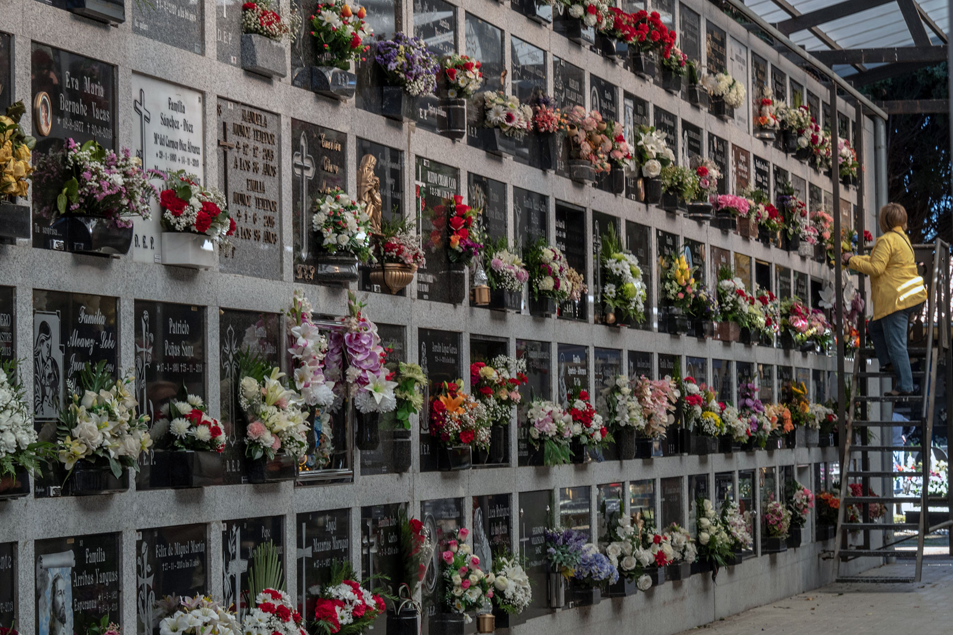 Los nichos y tumbas del cementerio no han dejado de recibir flores durante este tiempo. / KAMARERO