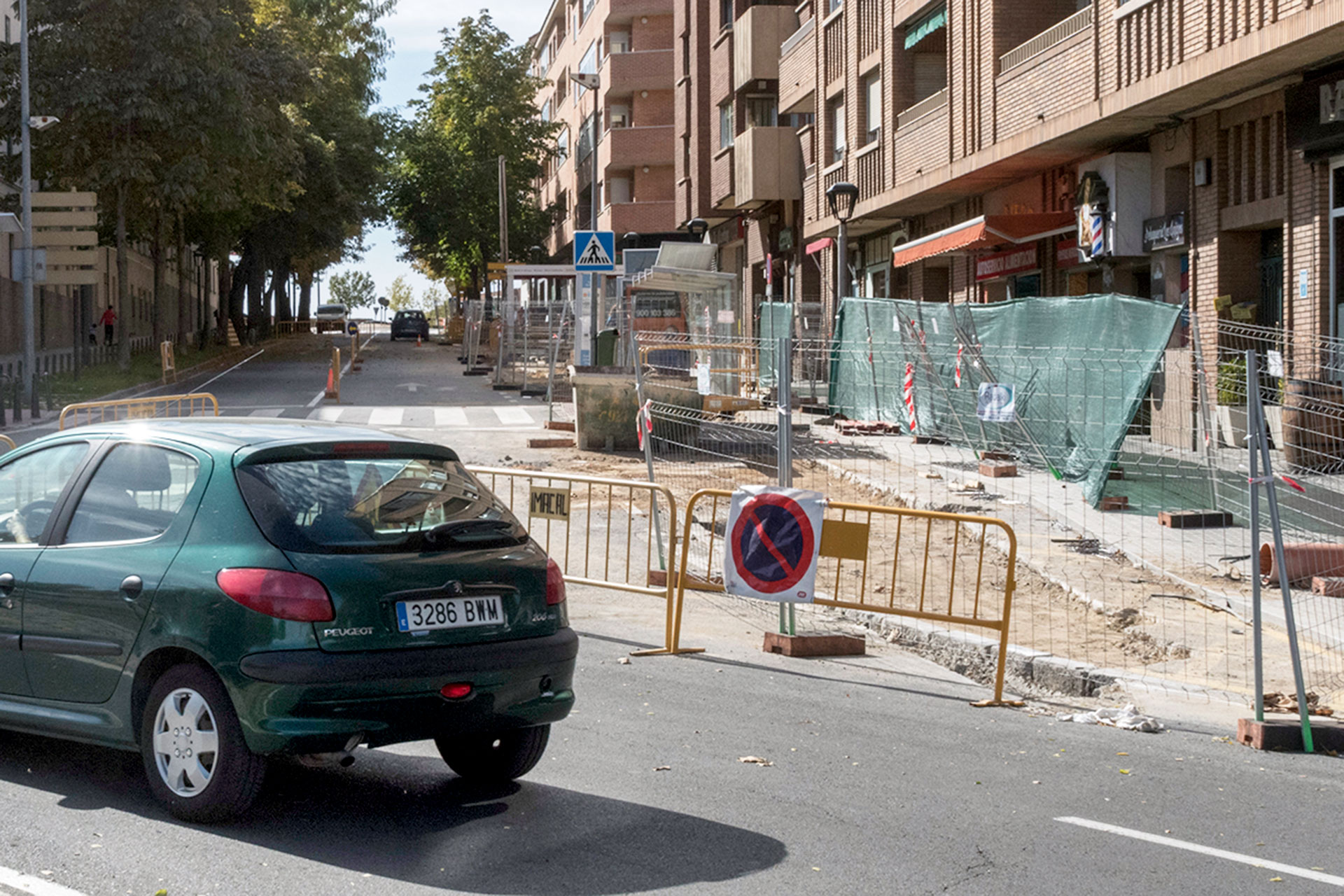 Un tramo de la avenida de Juan Carlos I permanece cerrado al tráfico rodado desde finales de septiembre. / Kamarero