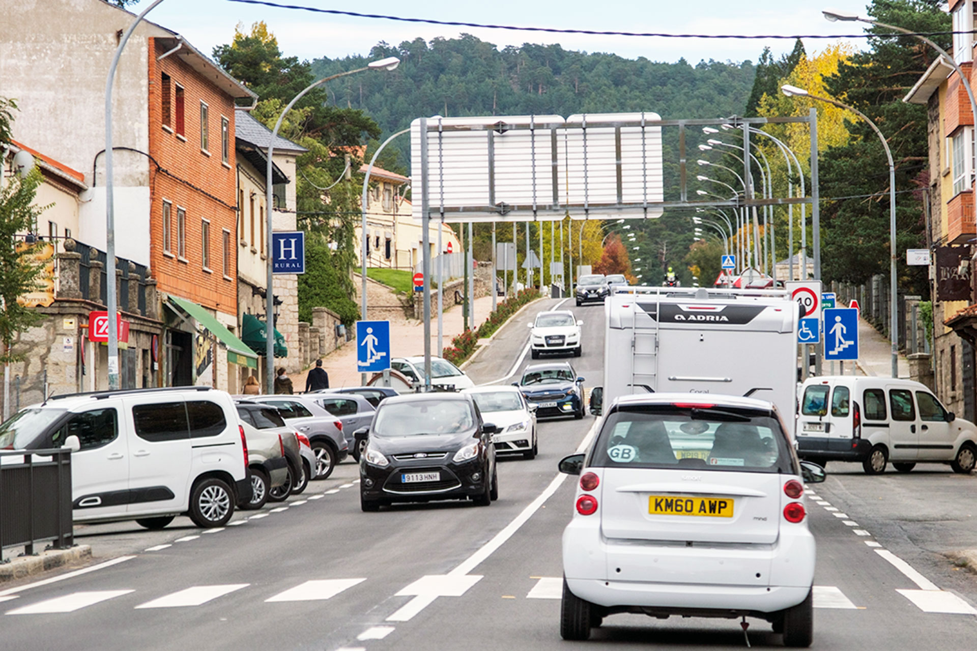 Vista de la carretera nacional a su paso por el centro urbano de San Rafael. / KAMARERO