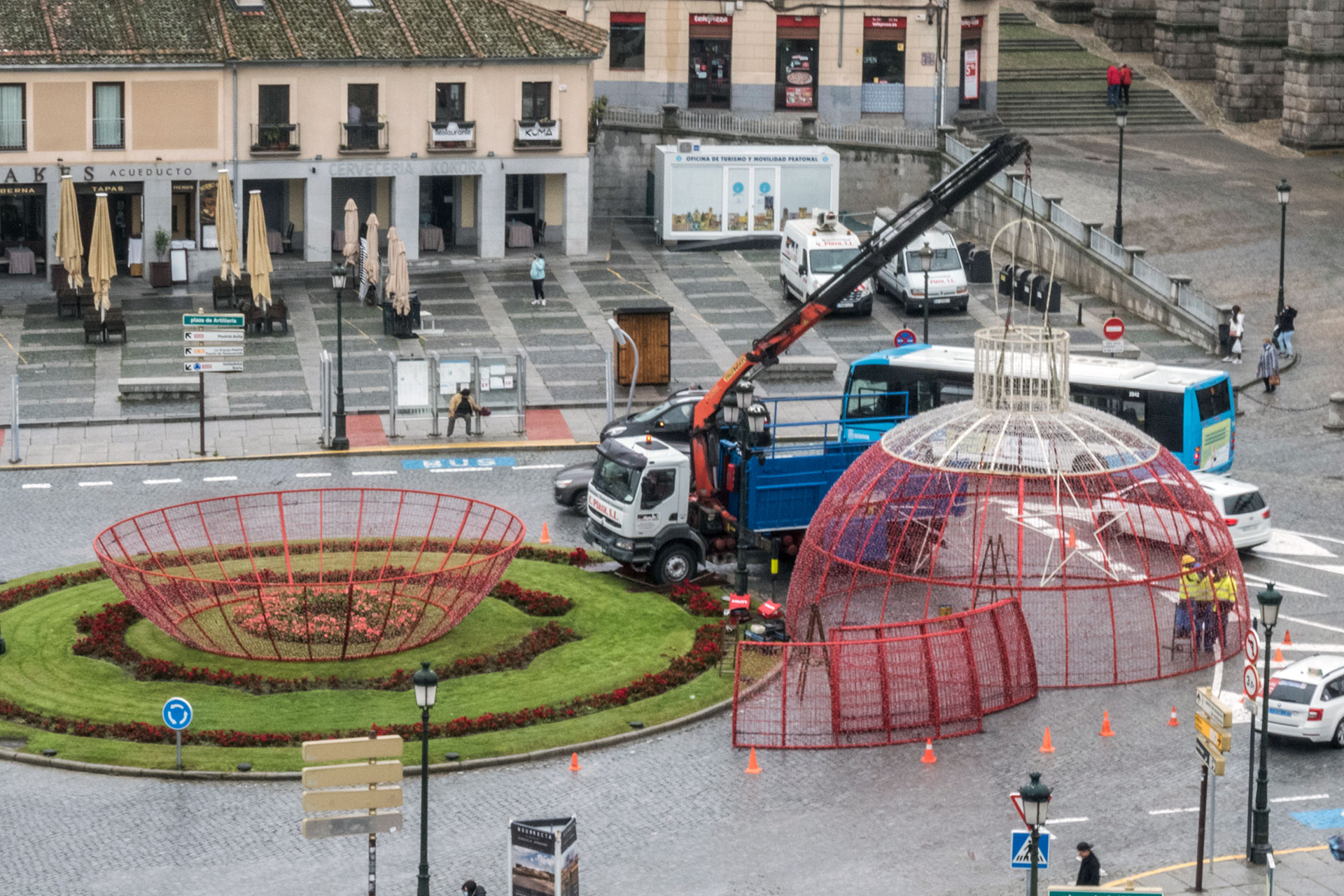 Instalación de la gran esfera de luces blancas y rojas. / Kamarero