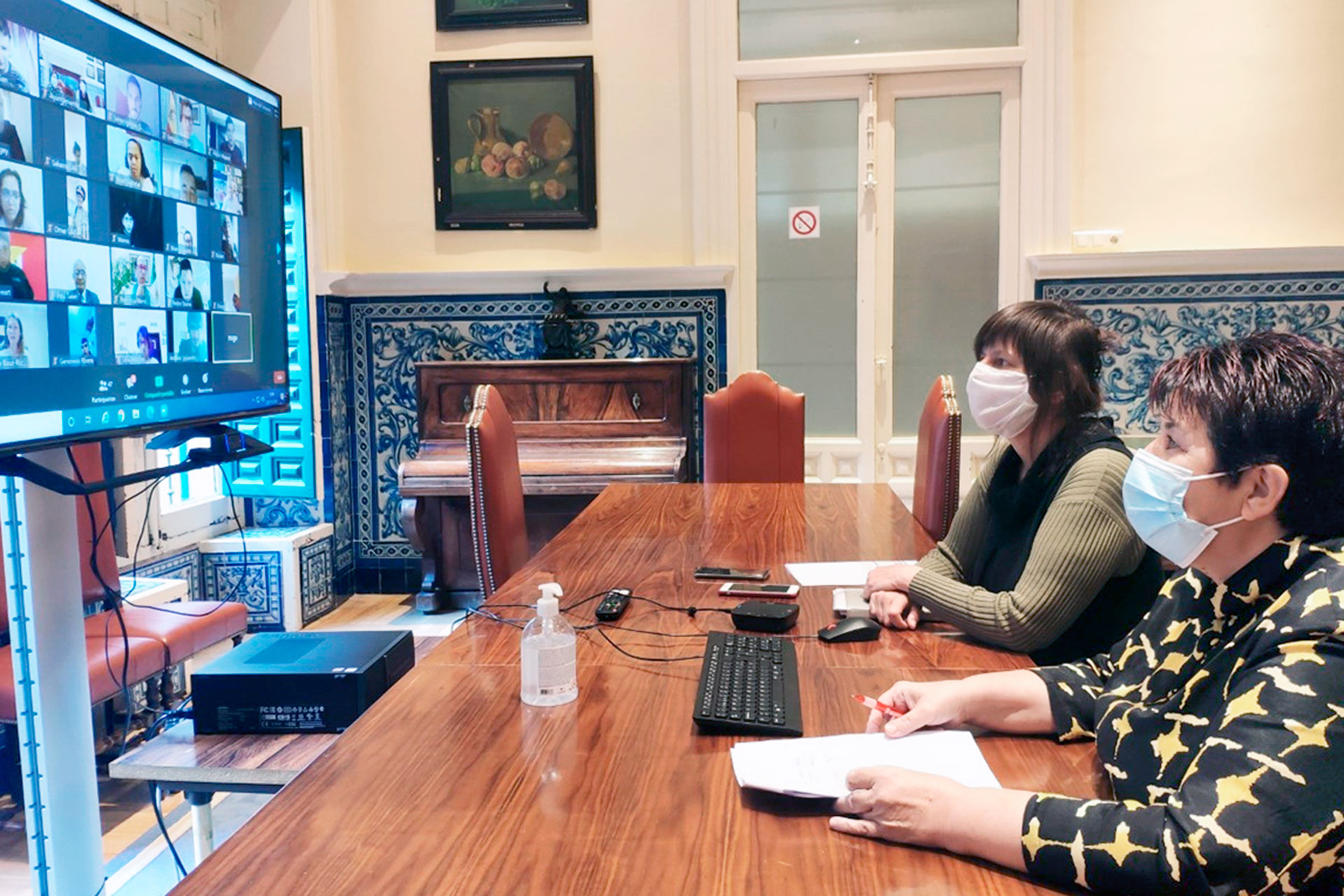 La alcaldesa Clara Luquero y la concejala de Cultura, Gina Aguiar, viendo el documental sobre el proyecto. / E. A.