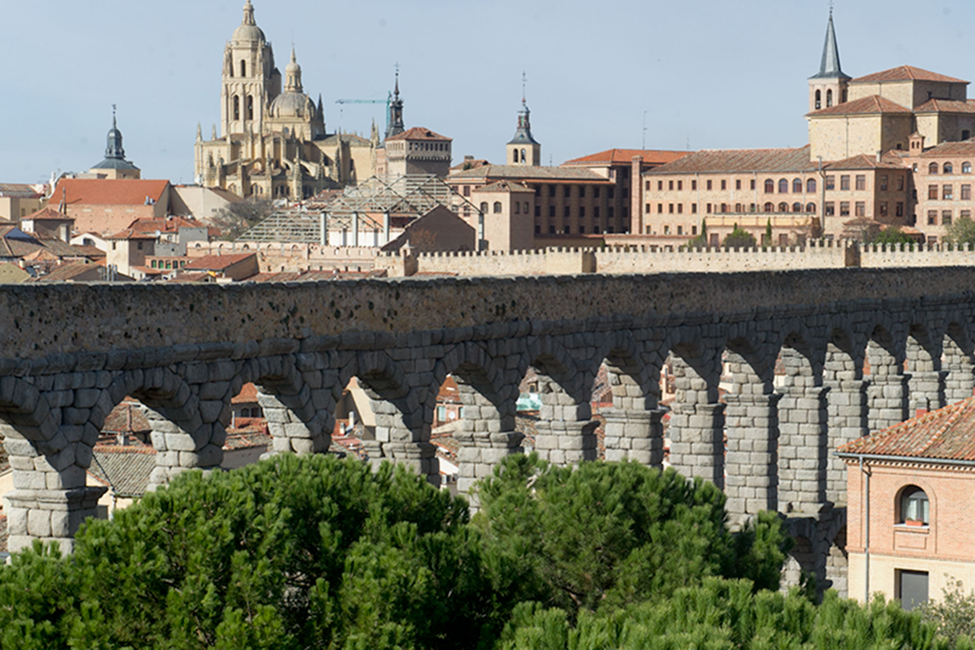 Canal del Acueducto y, de fondo, el recinto amurallado de la ciudad. / KAMARERO