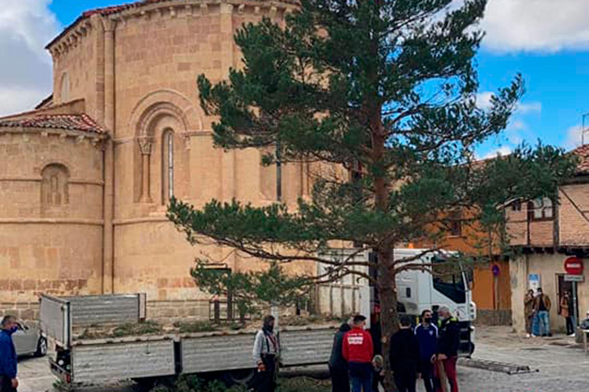 Responsables de la asociación y colaboradores, durante la colocación del pino el pasado mes de noviembre. E. A.