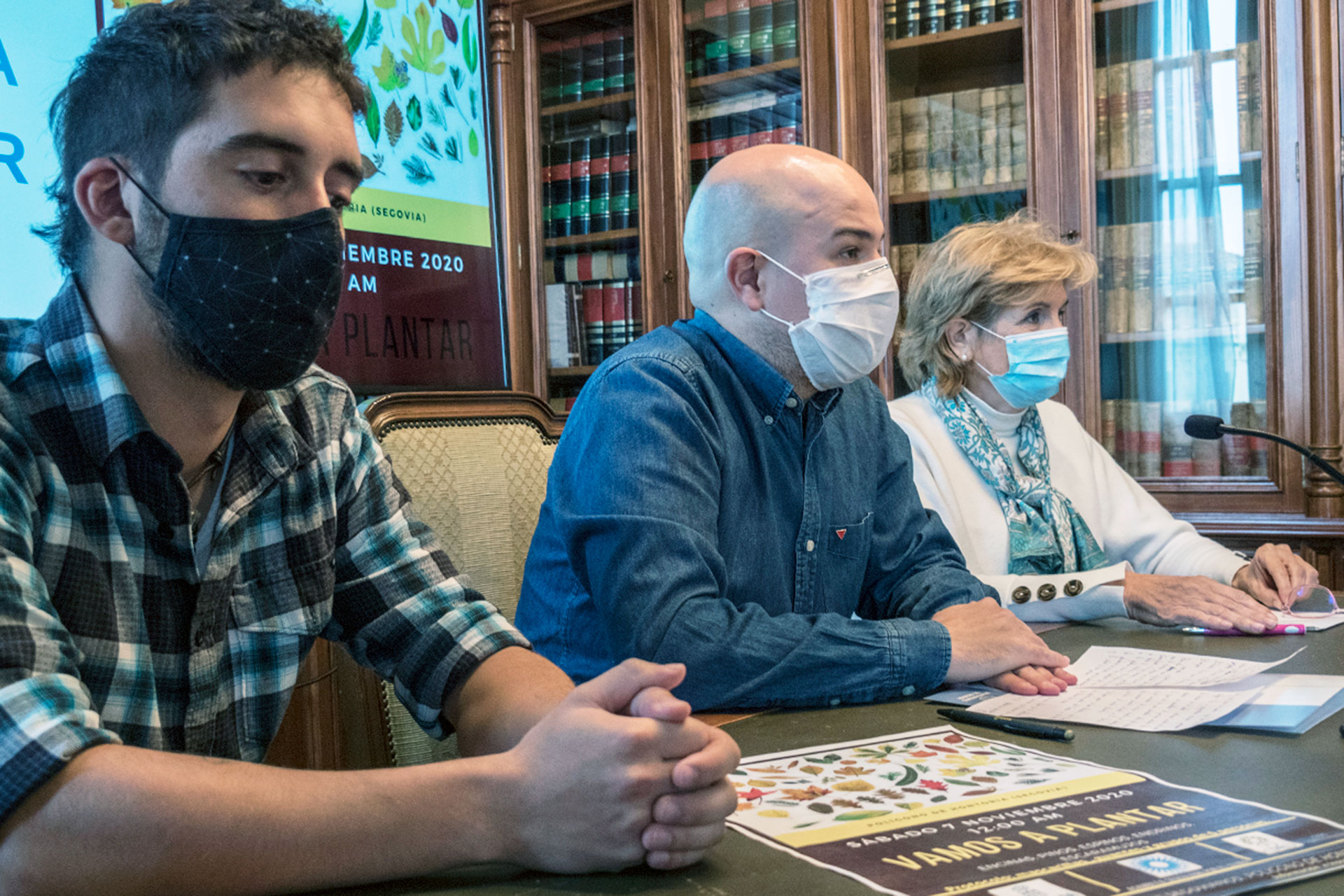 De izqd. a dch., Alejandro García Urda, Ángel Galindo y Celina Aragoneses. / Kamarero