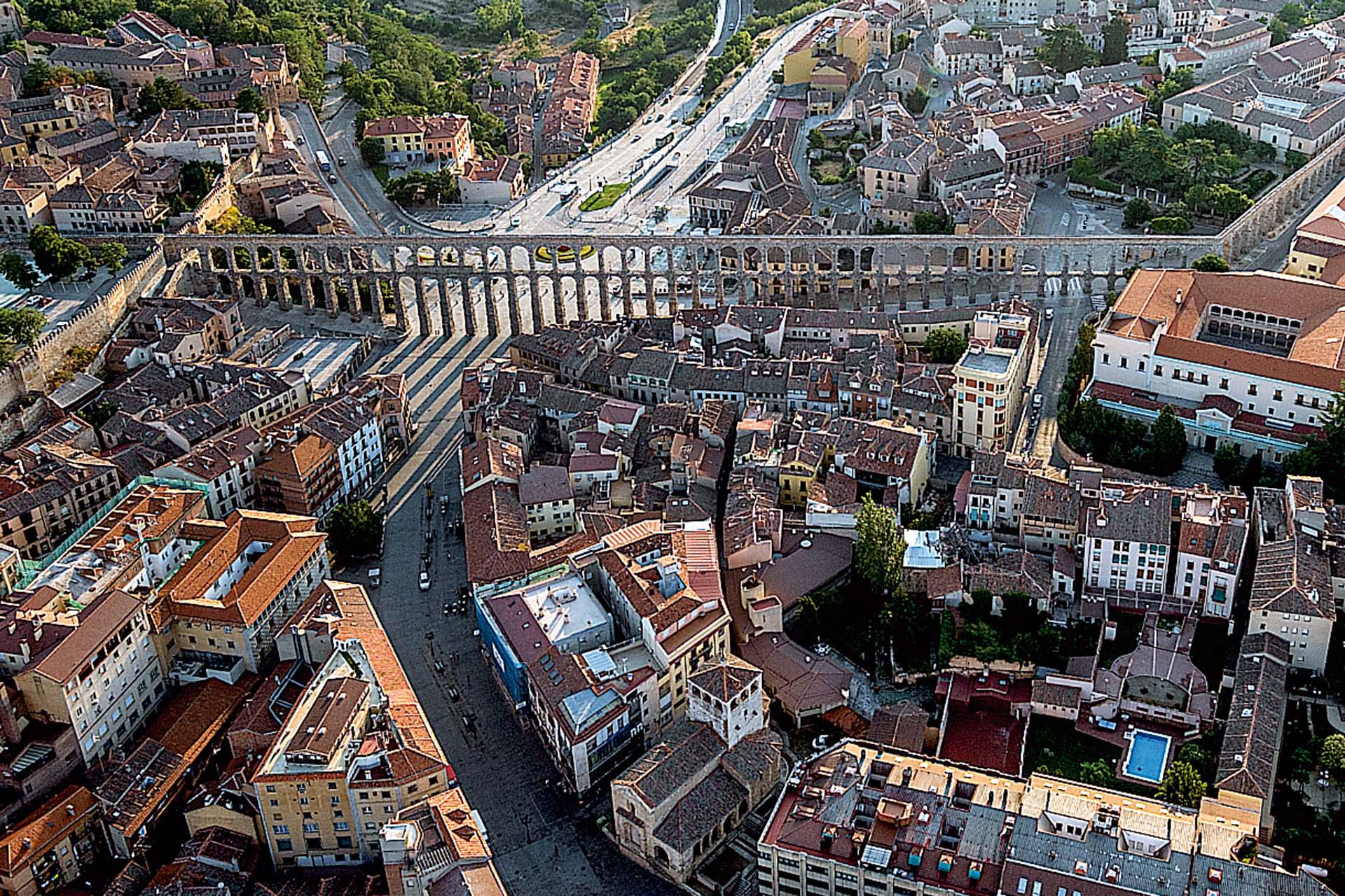 Vista del centro de Segovia desde las alturas, con el Acueducto como protagonista. / KAMARERO