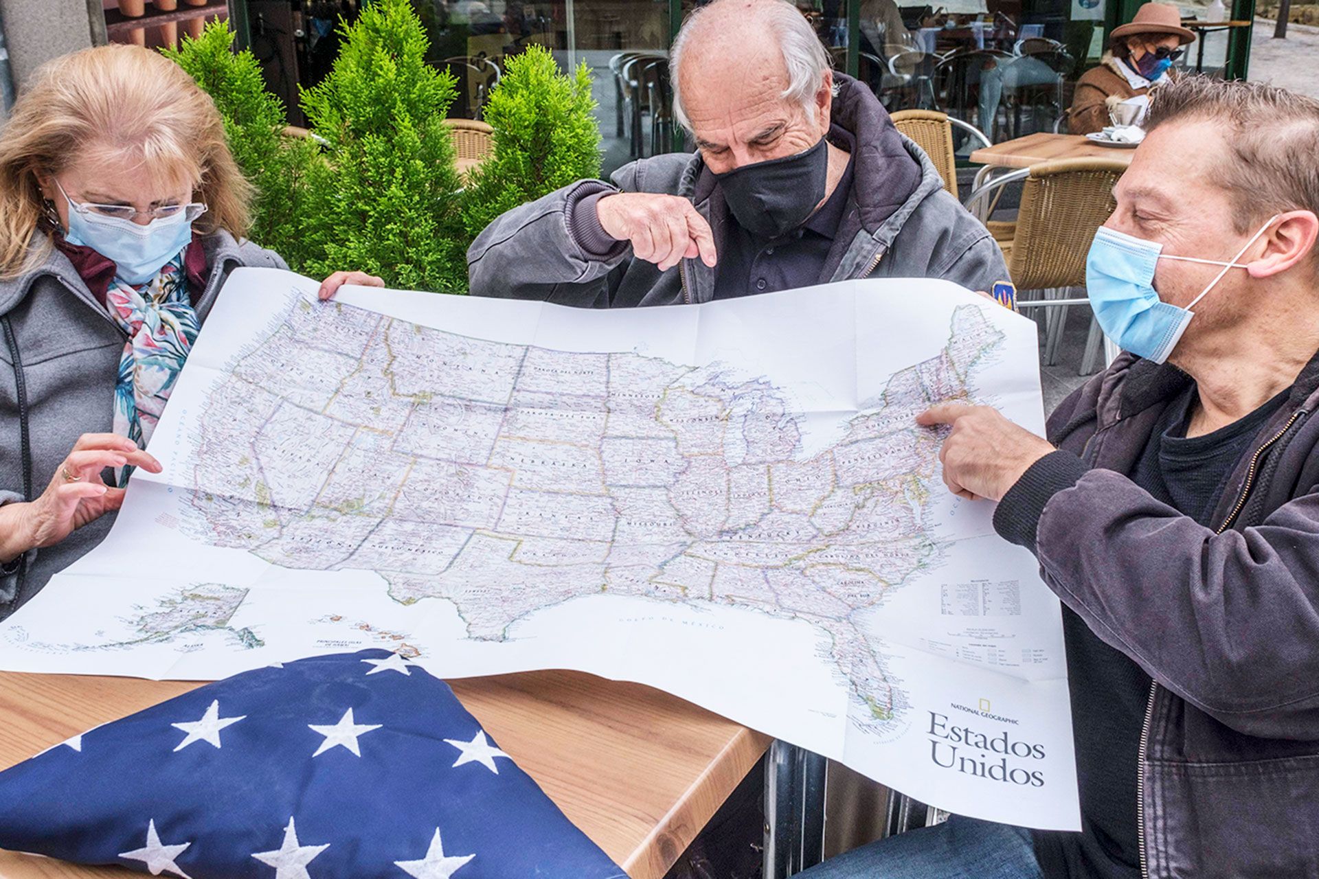 Maureene y Gary Beals muestran el mapa de Estados Unidos junto a Ricardo Crescenzo. / KAMARERO