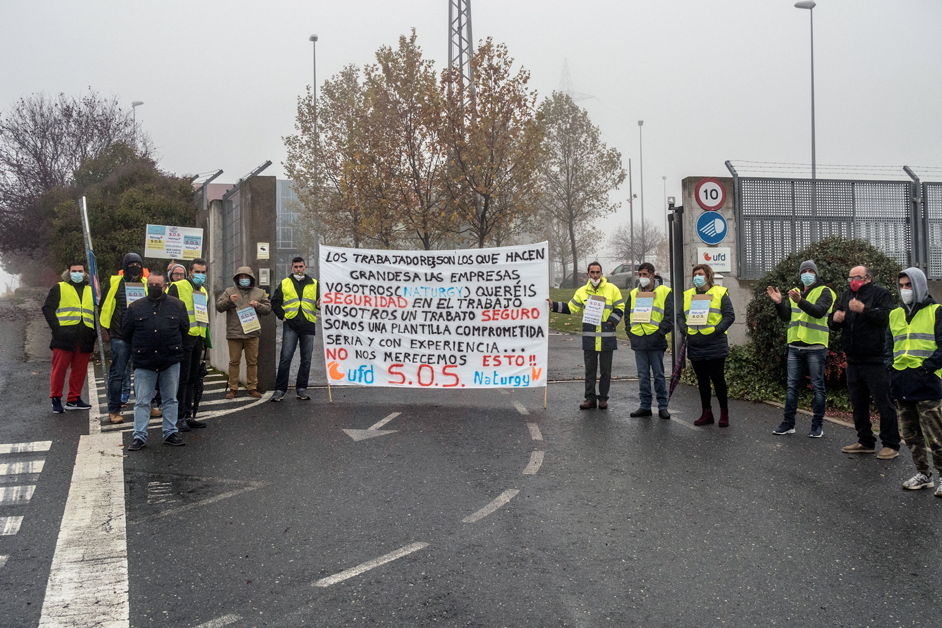 Los empleados protestaron ayer ante las oficinas de Fenosa, en la carretera de Palazuelos. /KAMARERO