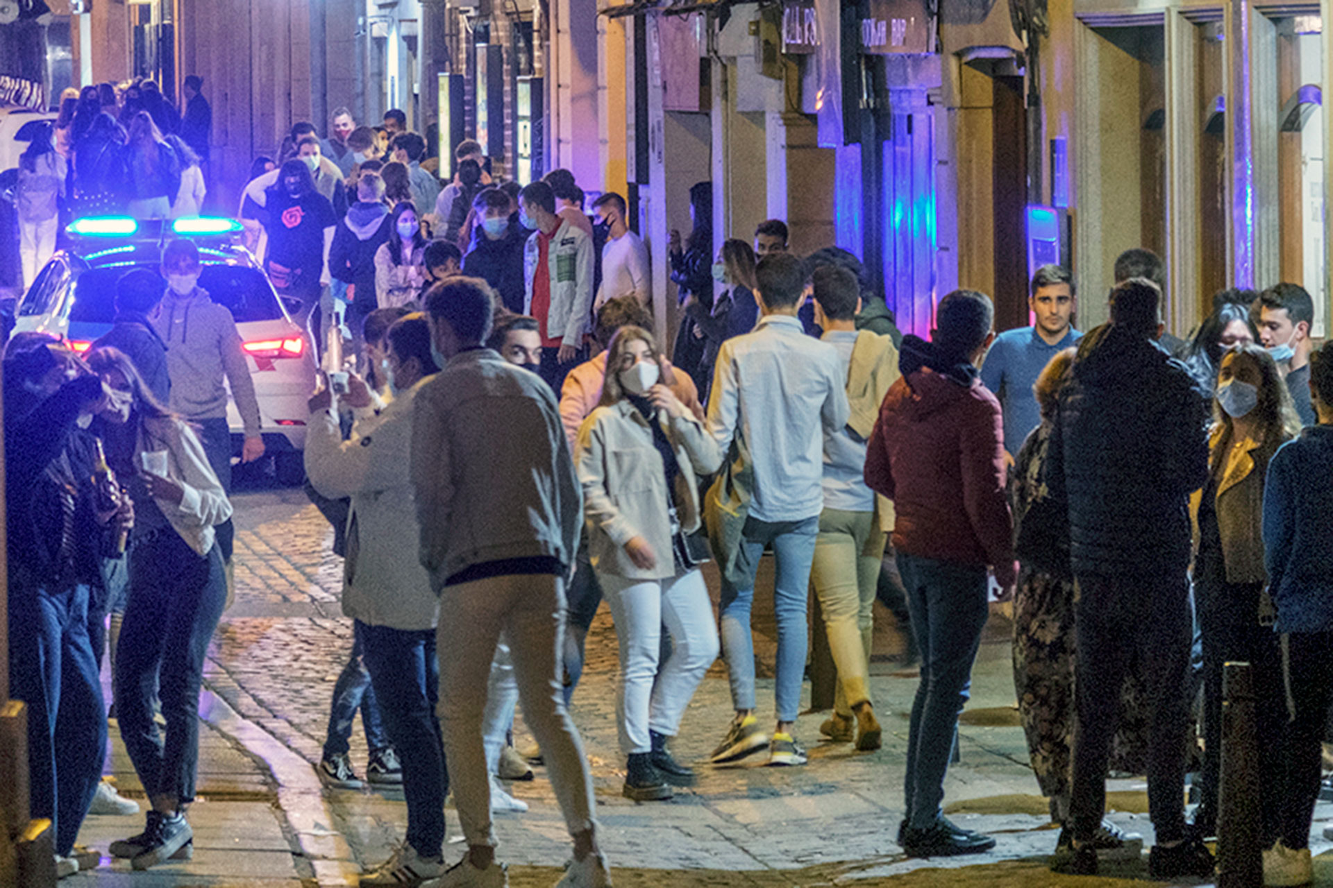 Agentes de Policía Local, atendiendo a una denuncia en las calles de Segovia. / KAMARERO
