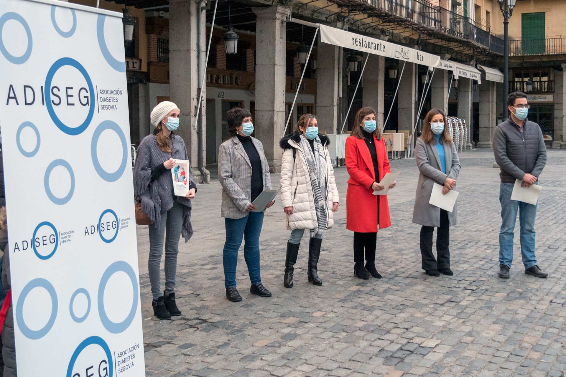 Responsables de la asociación, representantes de las instituciones y la presidenta del Colegio de Enfermería. / Kamarero