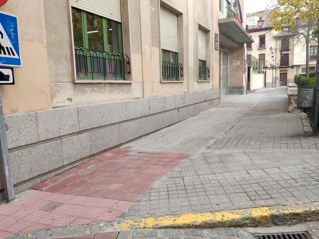 Una de las dos pequeñas rampas con baldosa podotáctil para advertir del desnivel. / E.A