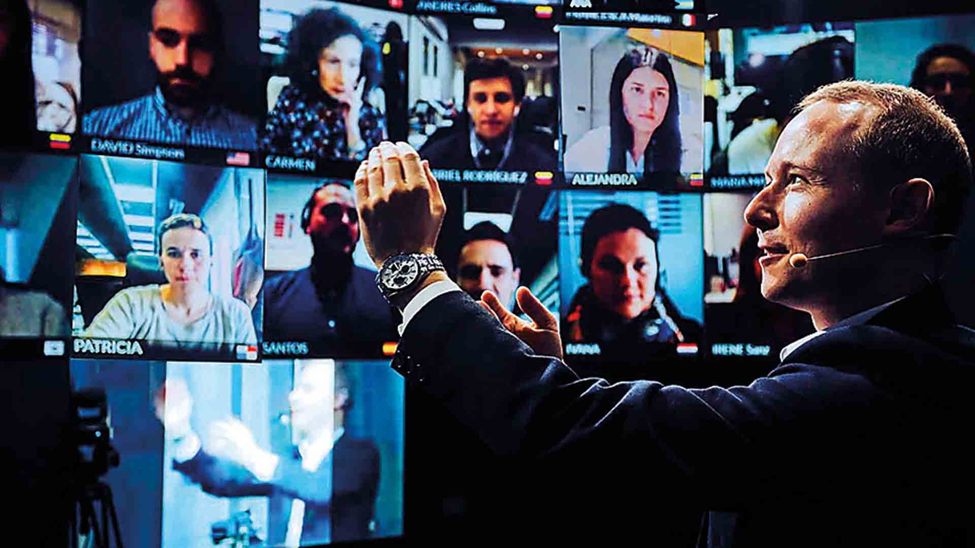 Profesor dando una clase a a los alumnos en pantalla./ IEU