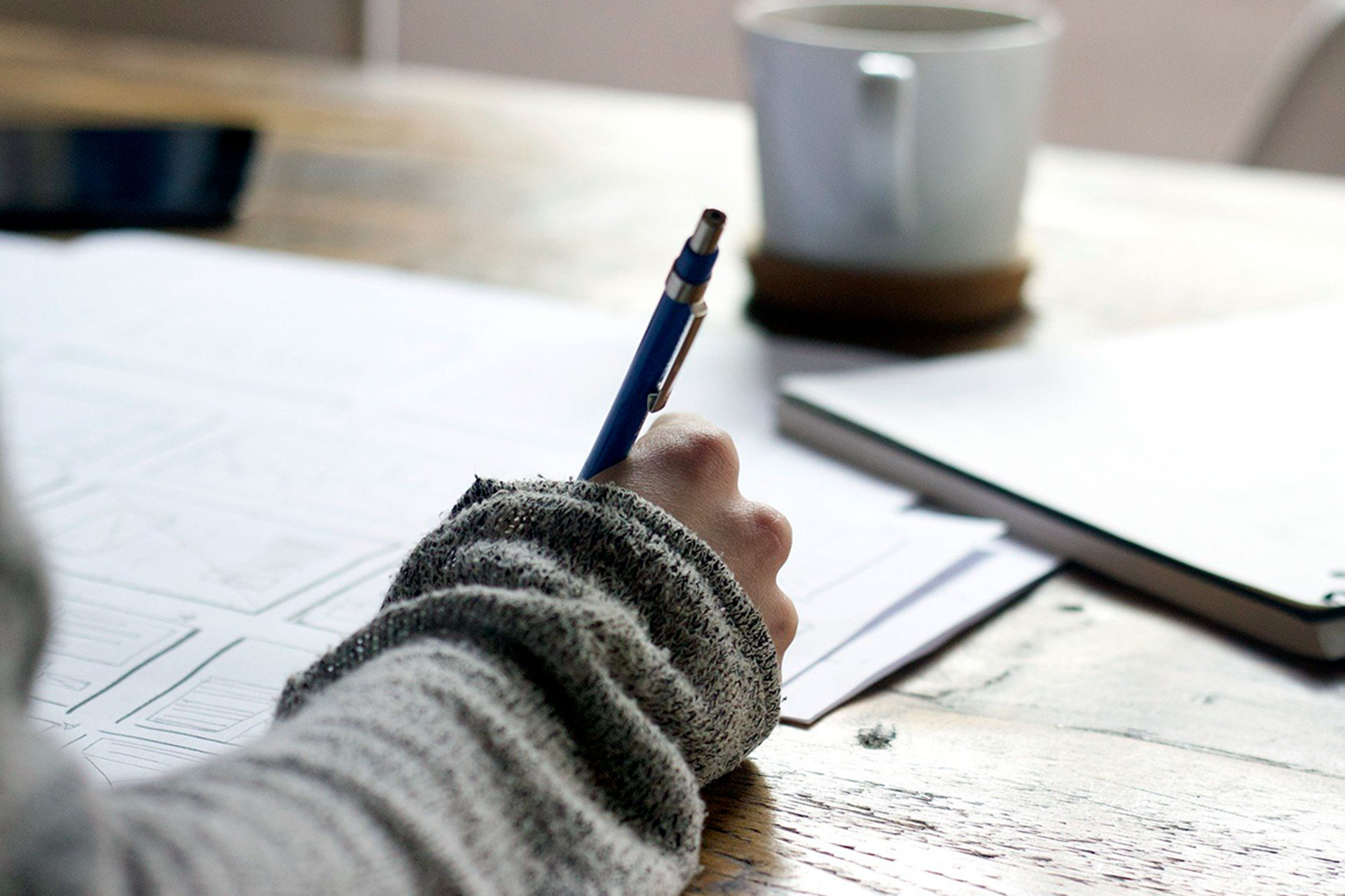 Un concurso de relatos cortos contra la violencia de género 1 Una mujer, mientras redacta un texto. / E.A