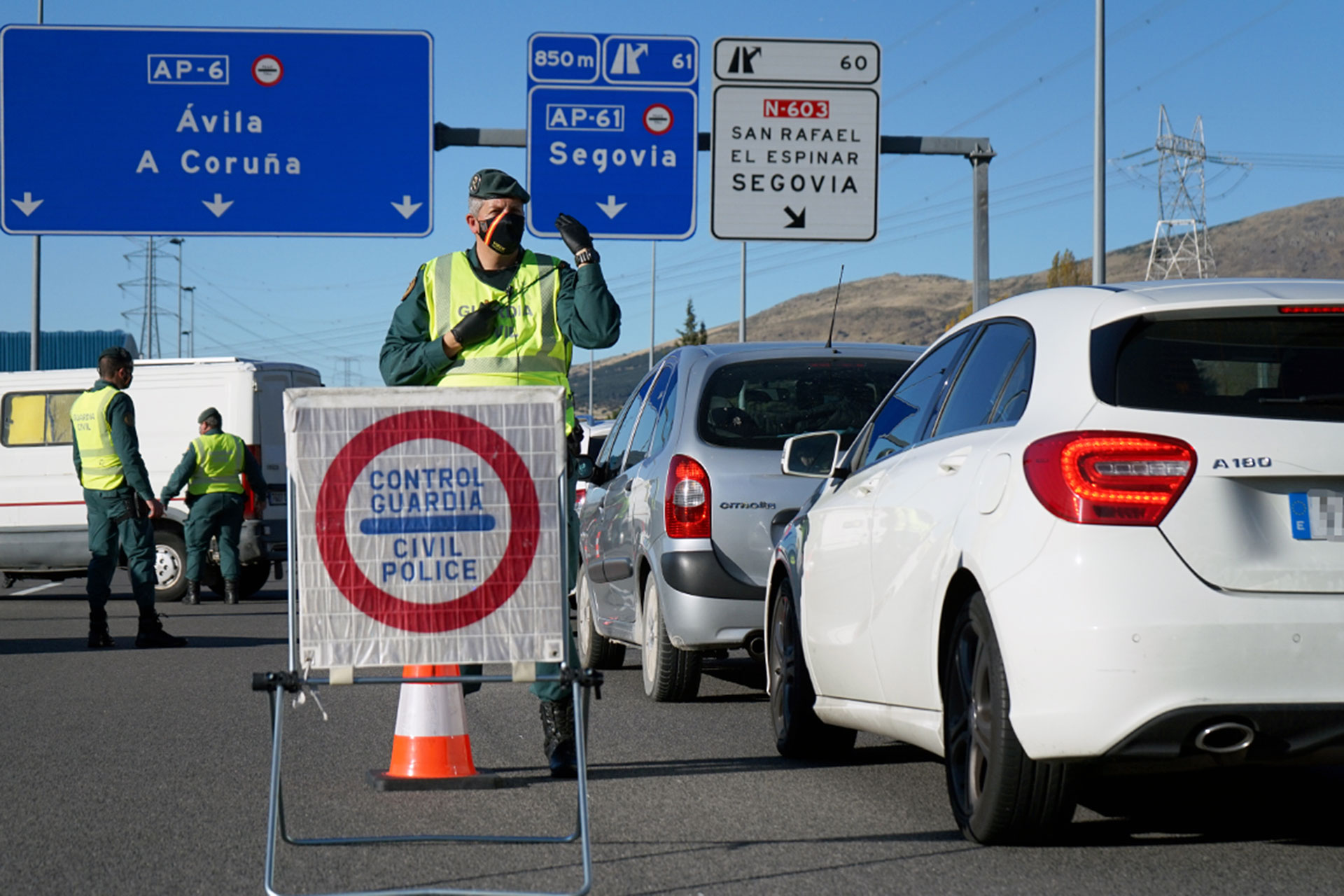 Agentes de la Guardia Civil durante un control. / E. P.