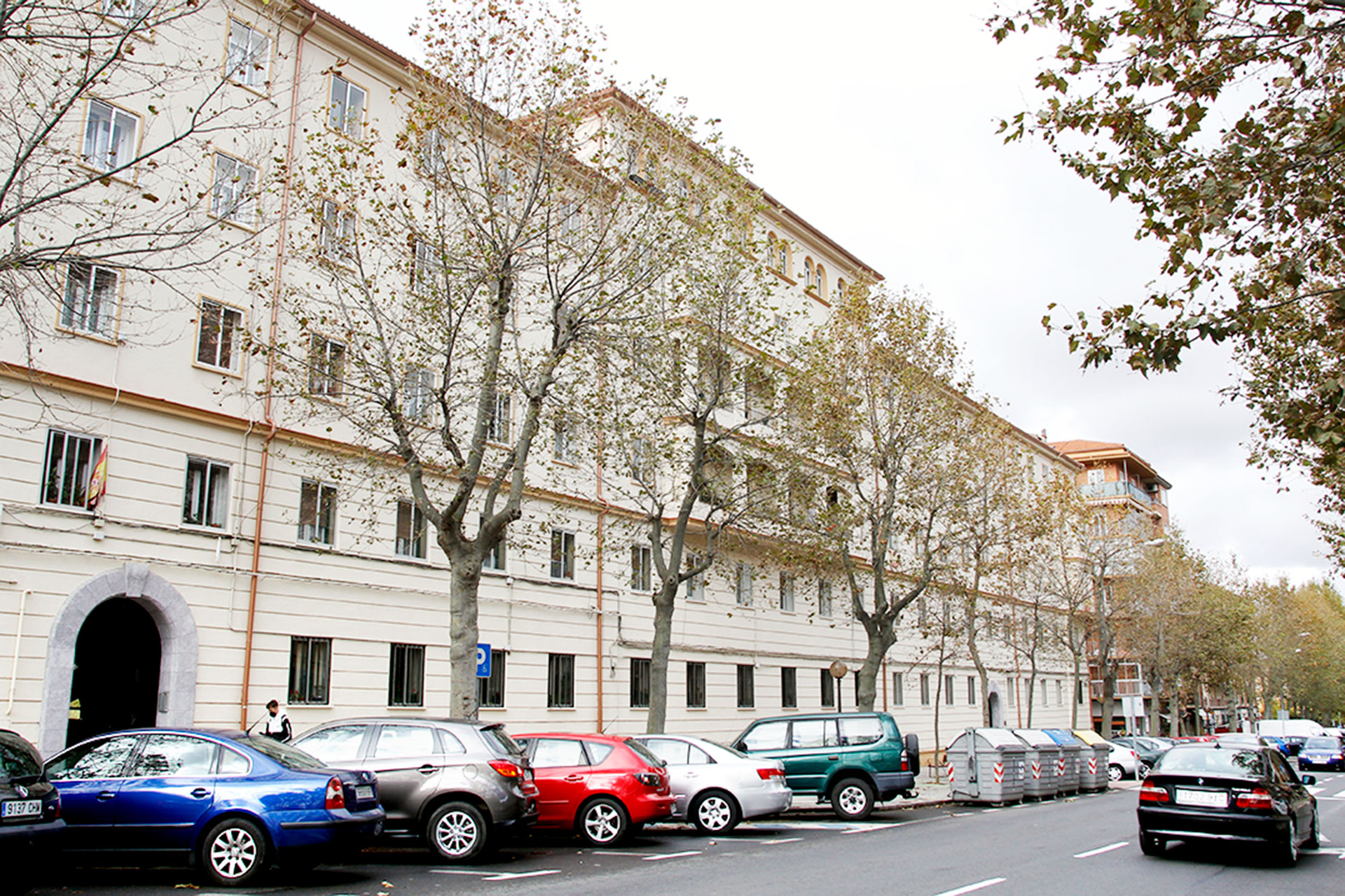 Fachada principal de las conocidas como Viviendas Militares en la avenida de la Constitución. / Nerea Llorente