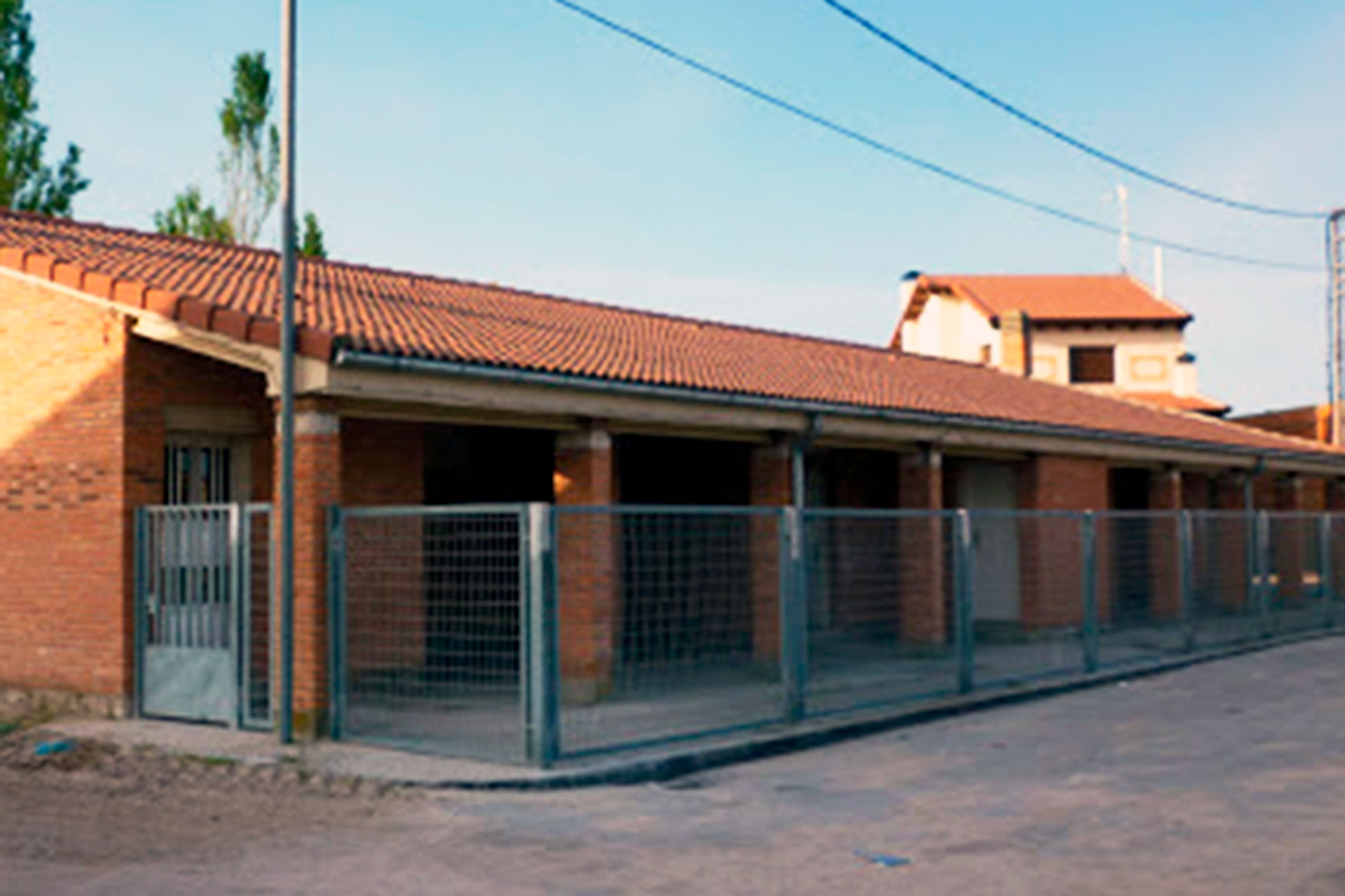 El exterior del colegio de Gomezserracín. / E.A