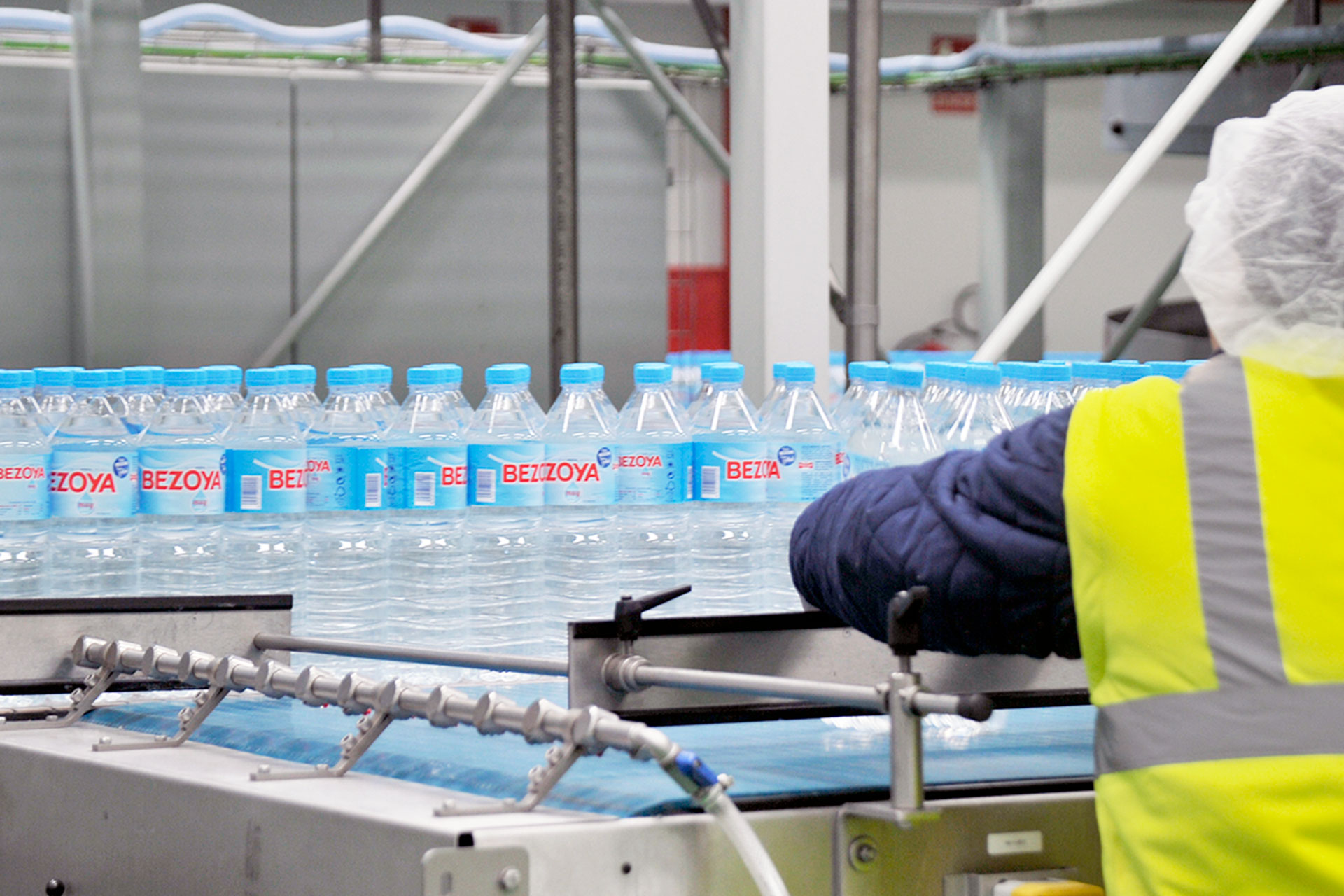 Producción en cadena en la planta que la empresa de Bezoya tiene en la localidad segoviana de Ortigosa del Monte. /KAMARERO