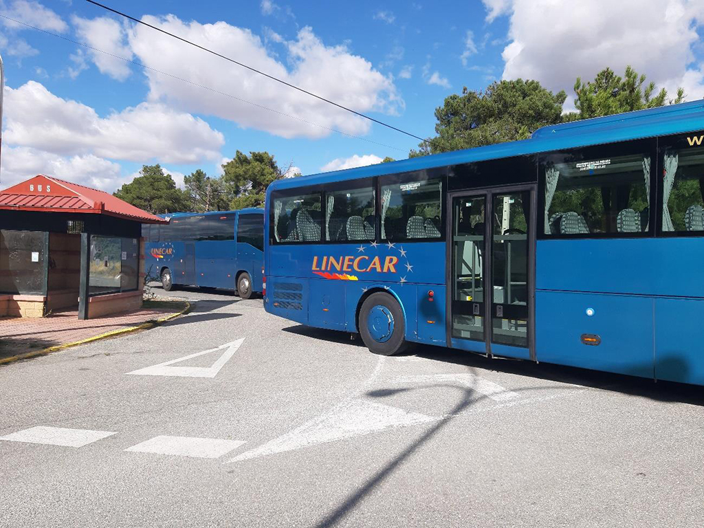 Un autobús parado en el acceso a la urbanización. /E.A.