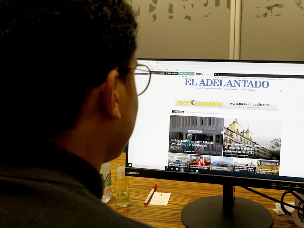ElAdelantado.com sigue en alza con un aumento del 67% 1 Un usuario consulta la página web de El Adelantado de Segovia. / NEREA LLORENTE