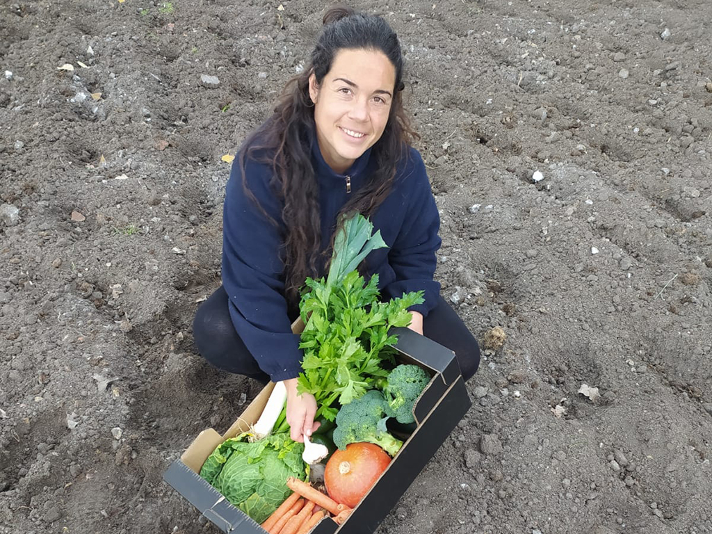 Lara de Miguel con una de sus cestas de reparto a domicilio. / E.A.