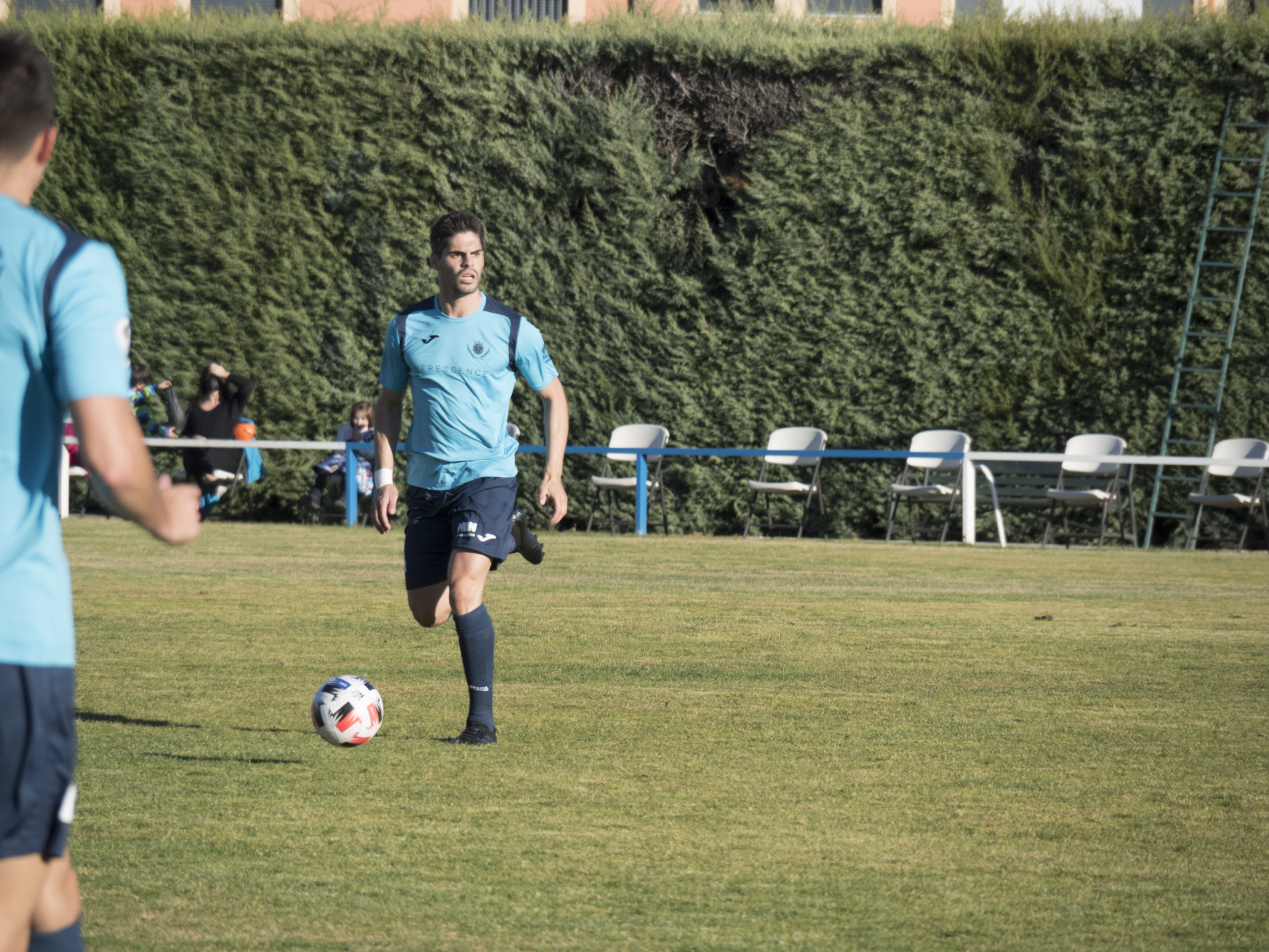 El central del CD La Granja Kike sale con el balón jugado. / KAMARERO