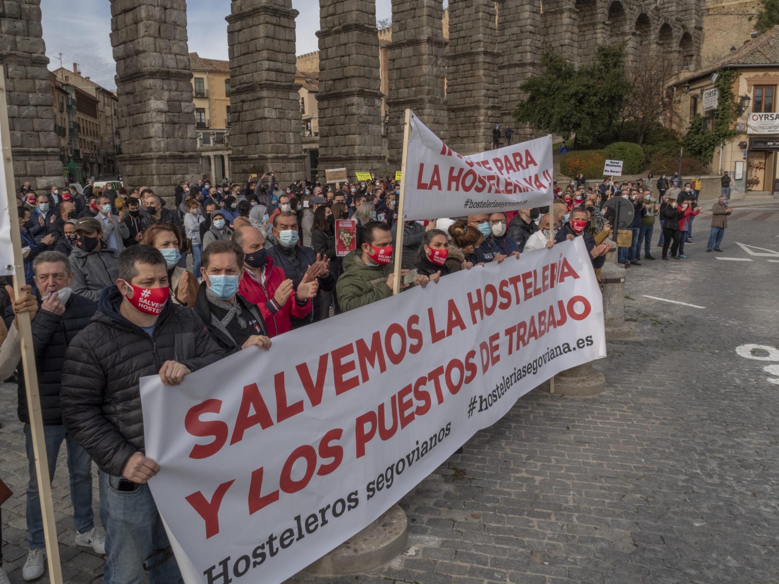Los hosteleros segovianos salen a la calle en señal de protesta contra las restricciones. / KAMARERO