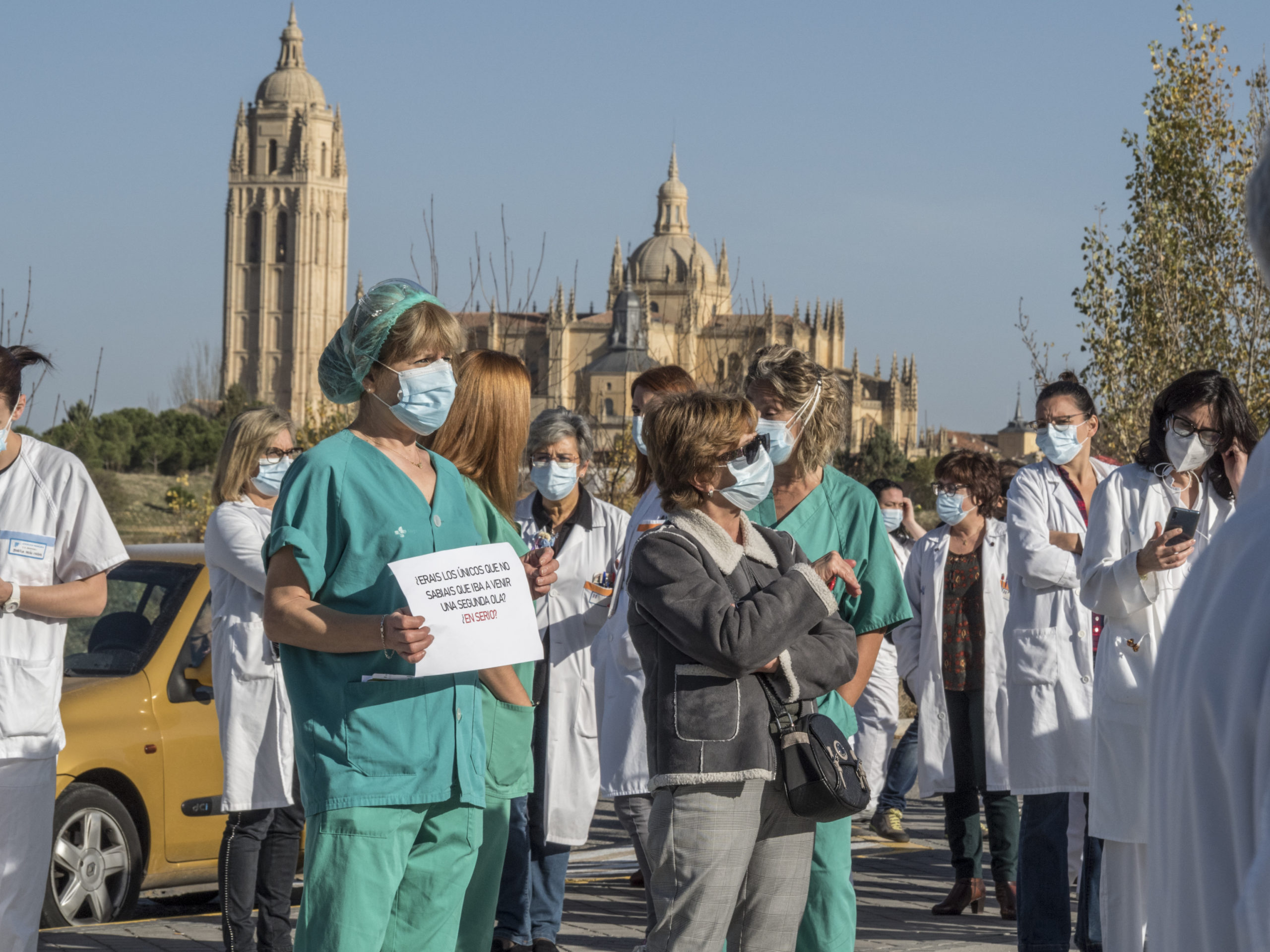 Concentración de sanitarios a las afueras del Hospital General de Segovia. / KAMARERO