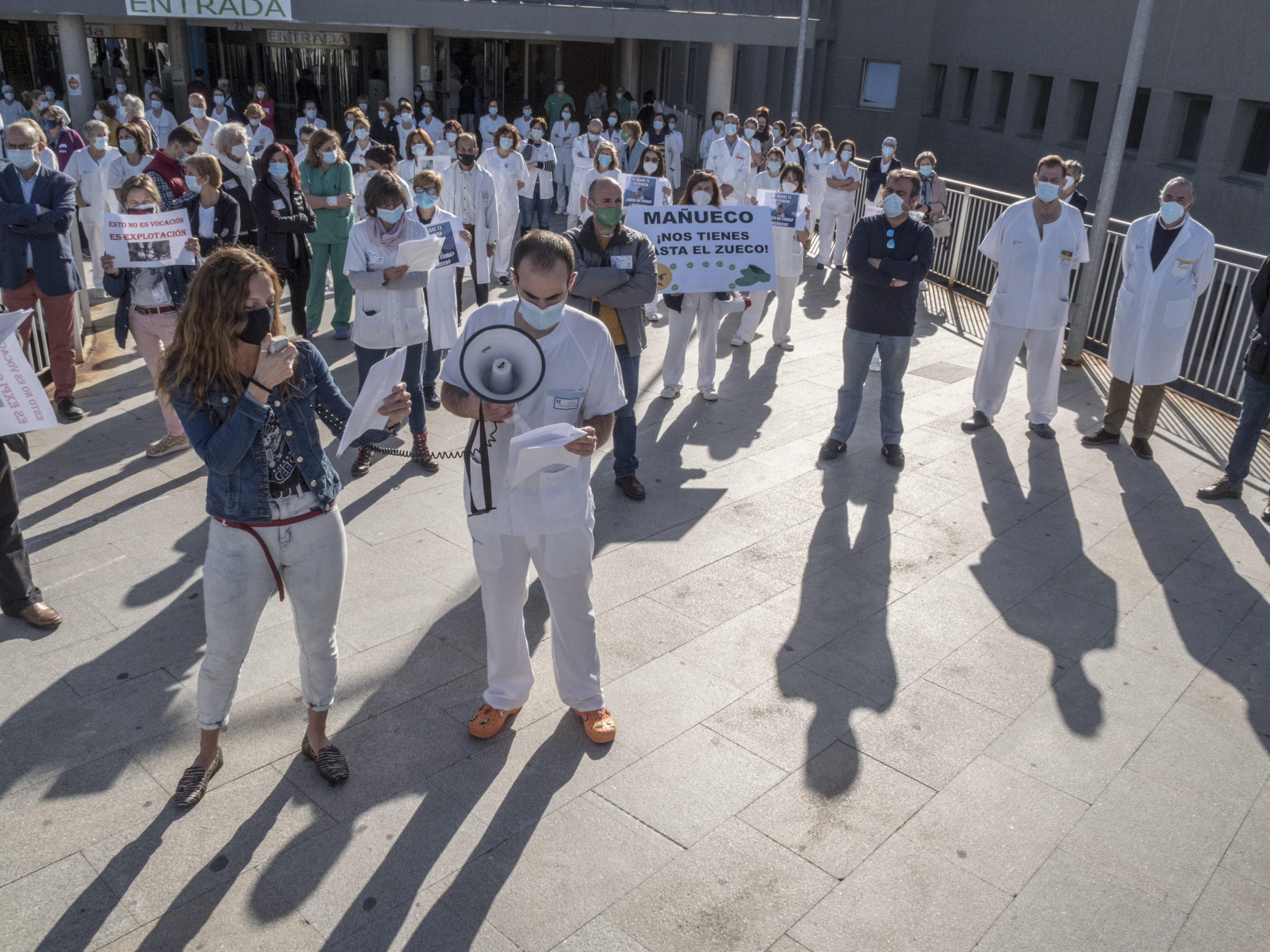 La enfermera de UCI Olalla de Santos y el enfermero de pediatría Marcos Pastor leyeron el manifiesto conjunto. / KAMARERO