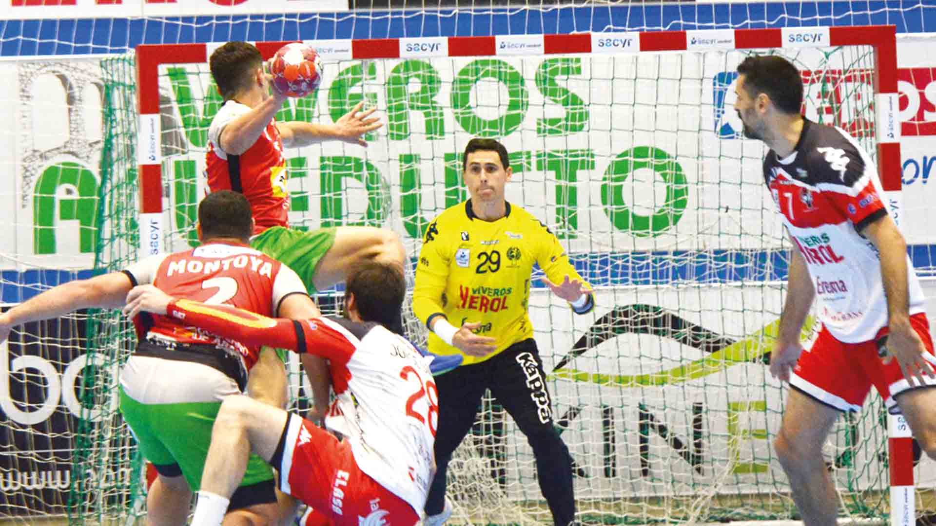 Yeray intenta leer el lanzamiento del jugador del Bada Huesca en un momento del encuentro que se disputó en el pabellón municipal de Nava de la Asunción./ AMADOR MARUGÁN