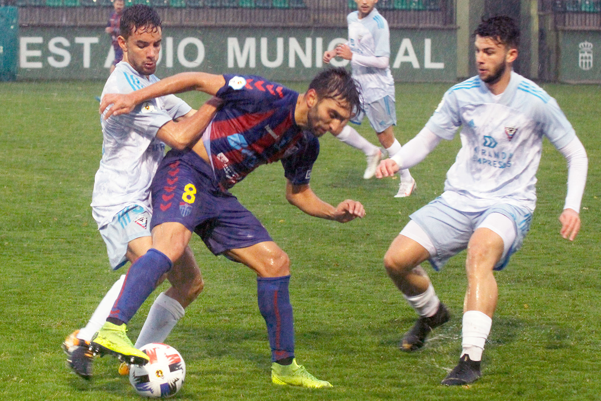 Álex Conde protege el balón durante el partido que la Segoviana jugó con el Mirandés B en el campo de La Albuera./ NEREA LLORENTE