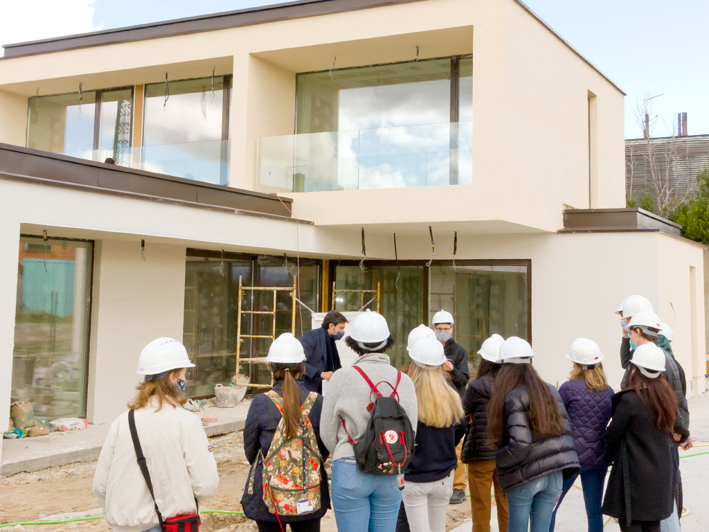 David Olmos enseña a los alumnos del IE la obra de la vivienda. / KIKO MISIS