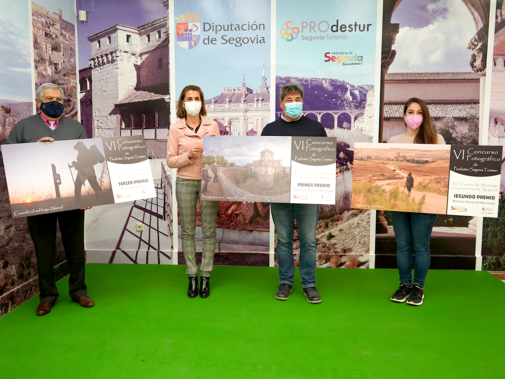 Los ganadores del certamen de fotografías, con las imágenes ganadoras. /E.A.
