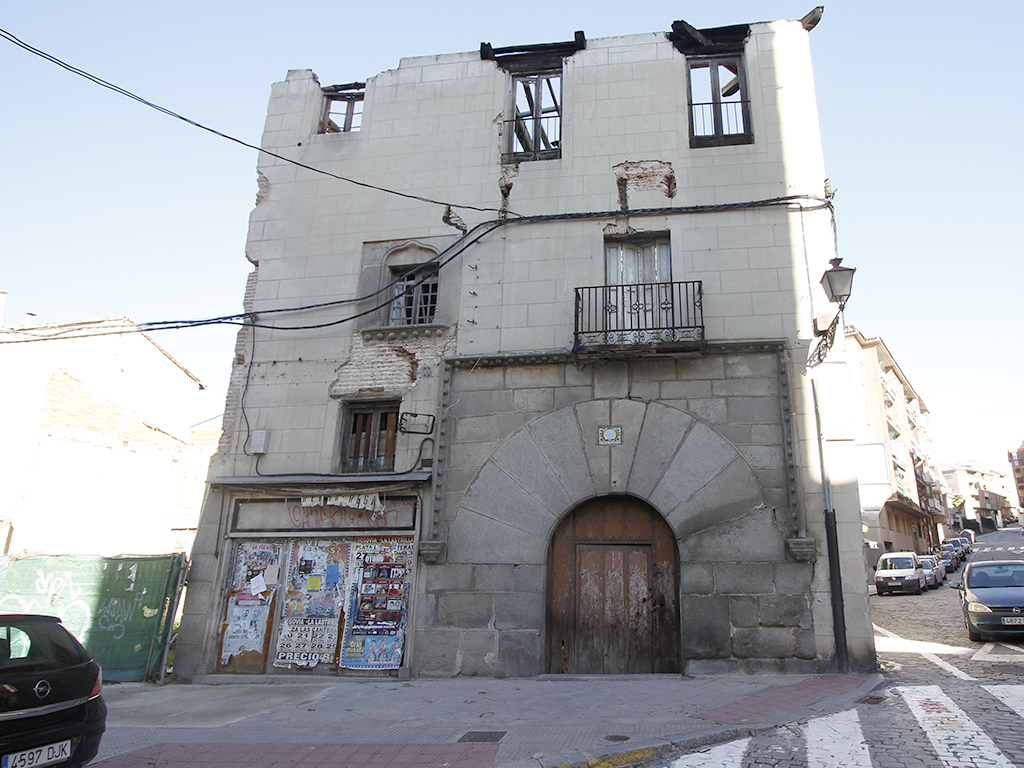 En la fachada con cara a la plaza de Santa Eulalia destaca la portada con arco de medio punto adovelado. / Nerea Llorente