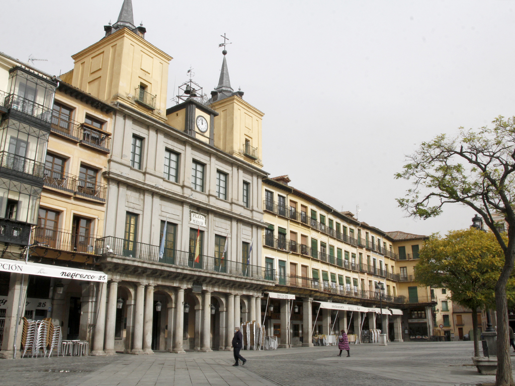 Plaza Mayor de Segovia, ayer viernes, una de las imágenes más descriptivas del cierre de la hostelería. / Nerea Llorente
