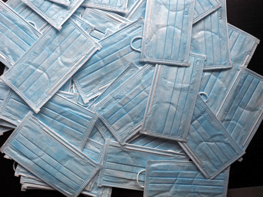 Una mascarilla quirúrgica costará a partir de este jueves 0,62 euros como máximo tras la bajada del IVA del 21 por ciento al superreducido del 4 por ciento. EFE/EPA/DVID CHANG/Archivo