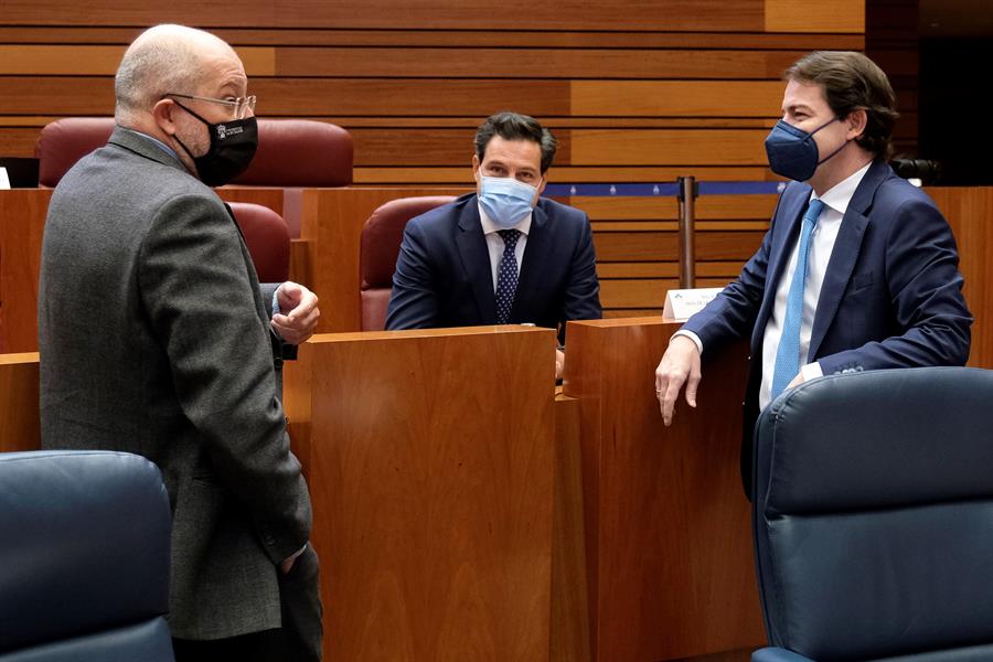 El presidente de la Junta de Castilla y León, Alfonso Fernández Mañueco (d),conversa con el vicepresidente y portavoz, Francisco Igea (i), momentos antes del inicio de la sesión plenaria celebrada esta tarde. / EFE-Cortes de Castilla y León