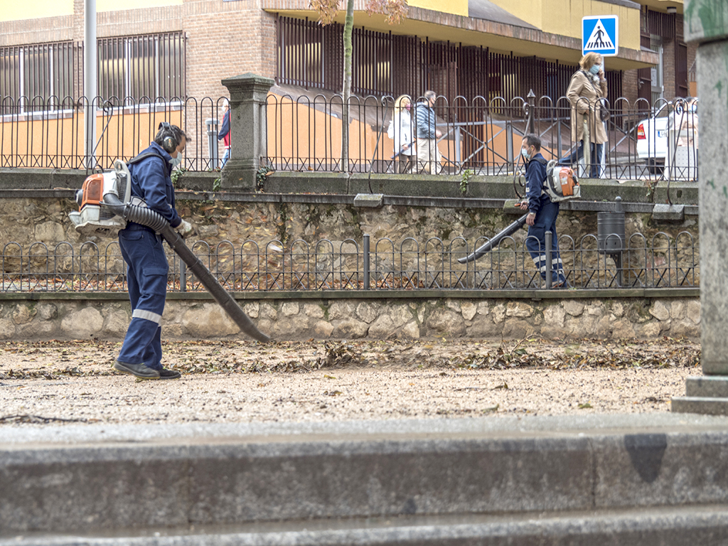 Labores de limpieza de espacios públicos con máquinas sopladoras. / Kamarero