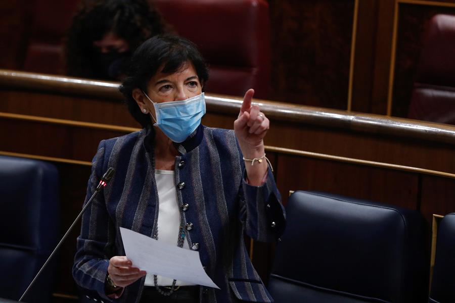 La ministra de Educación, Isabel Celaá, interviene durante la sesión de control al Ejecutivo, este miércoles en el Congreso. EFE/ Emilio Naranjo