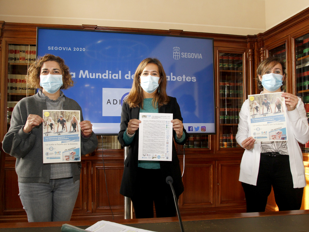 Beatriz Turrado, Ana Peñalosa y Sara San Juan, ayer en la Sala de la Biblioteca del Ayuntamiento. / Nerea Llorente