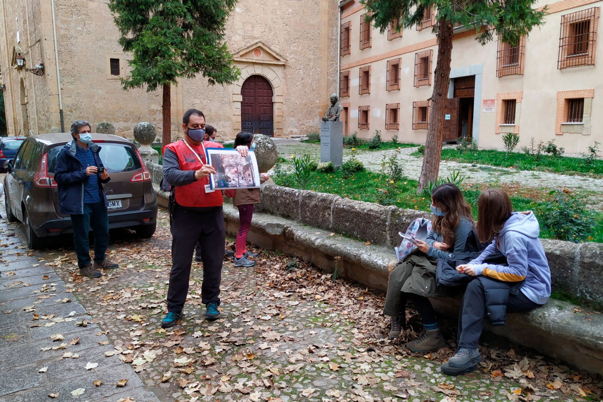 Uno de los grupos, el sábado pasado en la zona de la Fuencisla donde se han producido históricamente desprendimientos. / E. A.