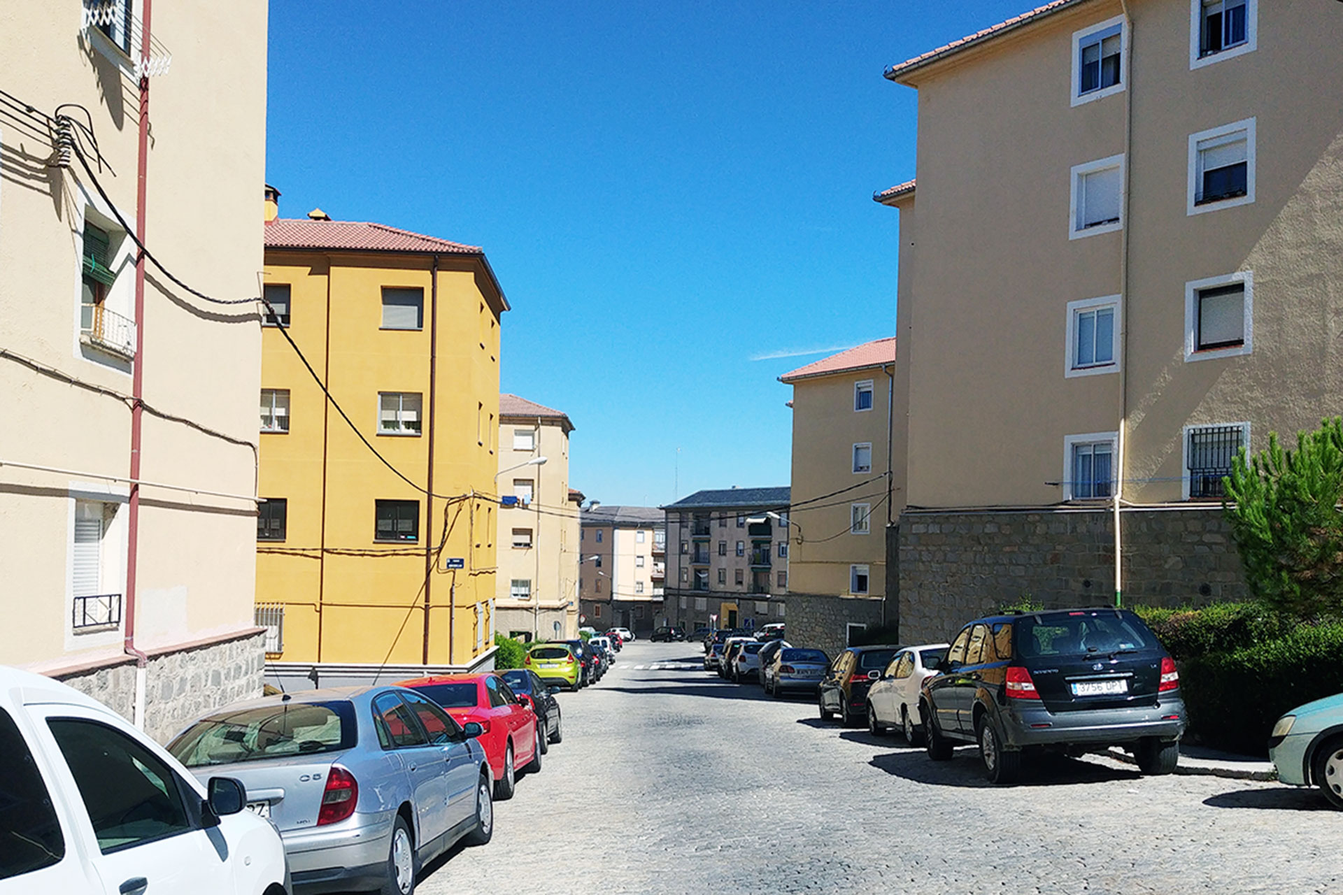 Diez comunidades de propietarios solicitan las ayudas del ARU de San José 1 Calle Viena, en el barrio de San José, con bloques de viviendas donde ya se intervino en fases anteriores. / E. A.